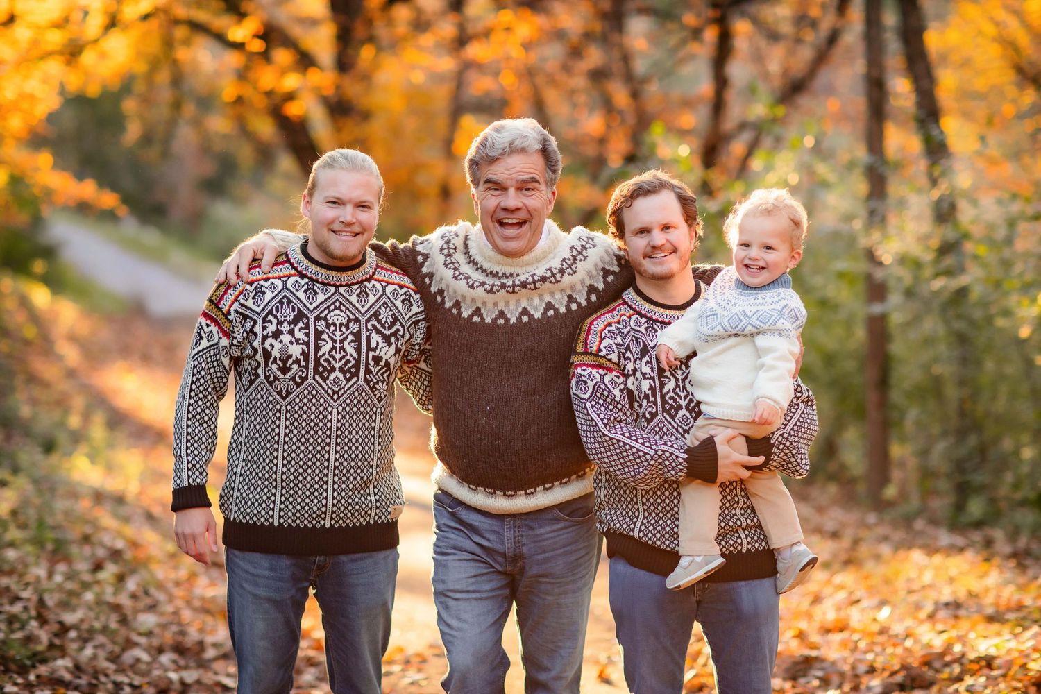 Fall Family Photography in Minnetonka, Minnesota by Willow & Wren Photography. Minnesota family photography. Nordic family in Minnesota.