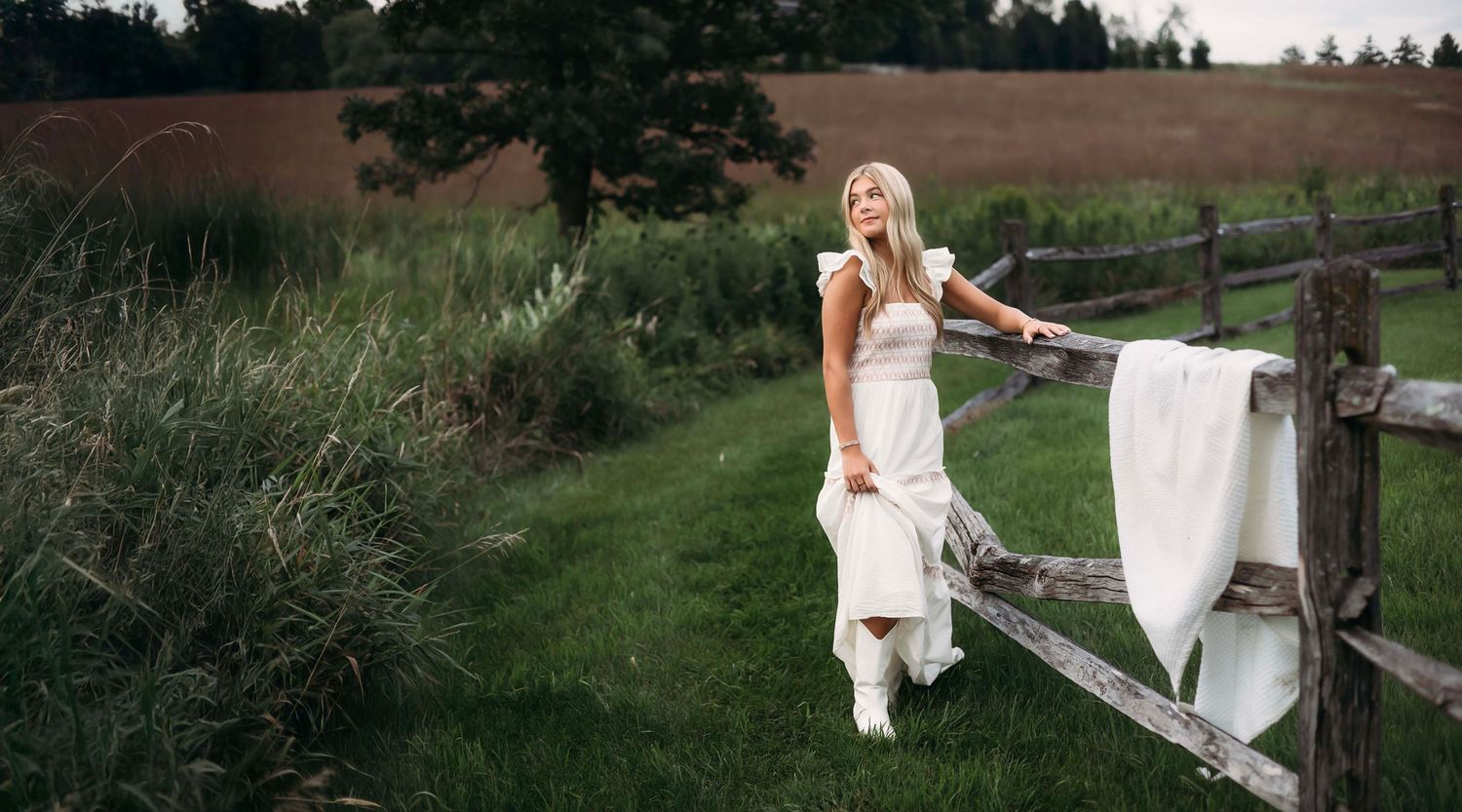 Medina, Minnesota High School senior photography with Willow & Wren Photography. Sunset and gold hour senior photos.