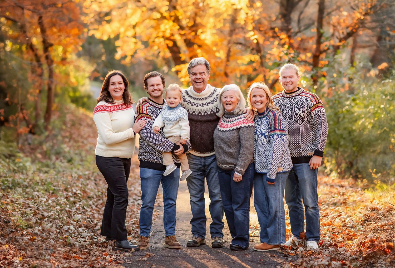 Fall Family Photography in Minnetonka, Minnesota by Willow & Wren Photography. Minnesota family photography. Nordic family in Minnesota.