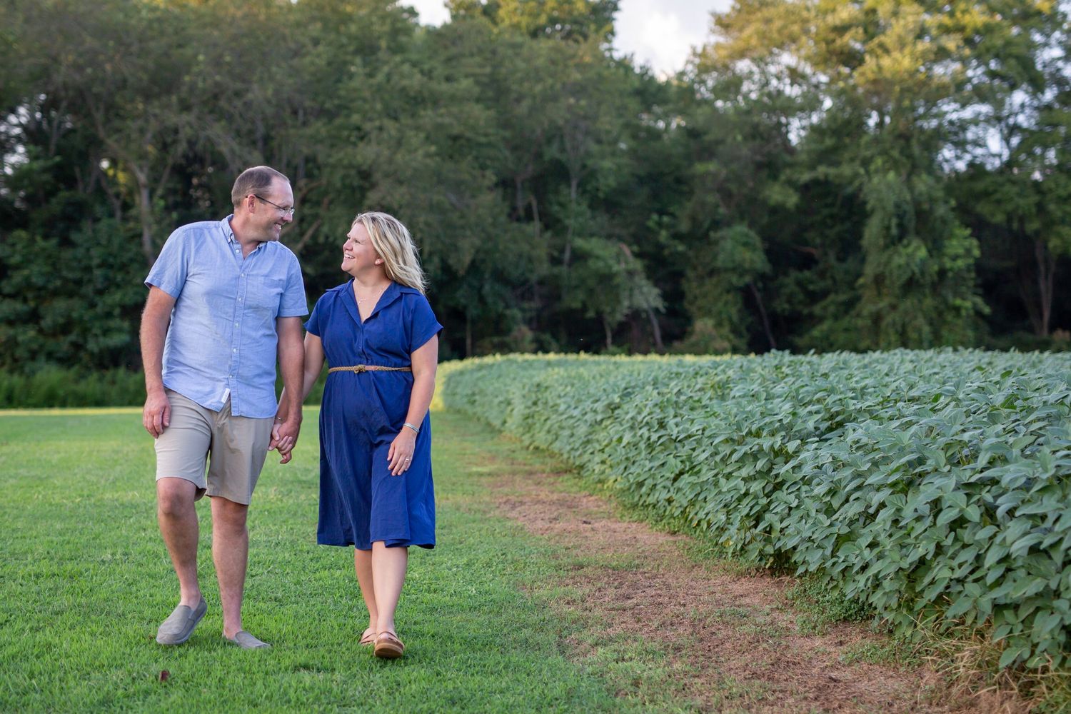 family farm photography couple walking delmar delaware photography by ashley chance otter creek acres