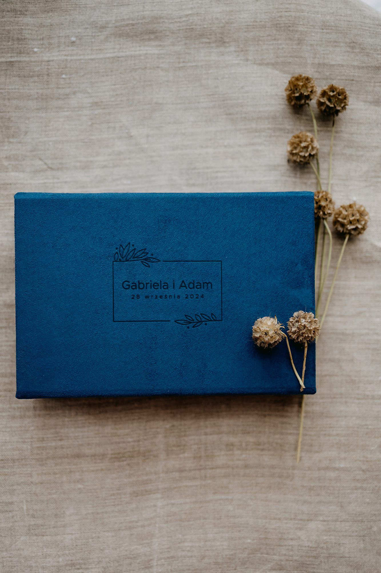 Blue velvet wedding photo album box personalized for Gabriela i Adam with dried flowers.
