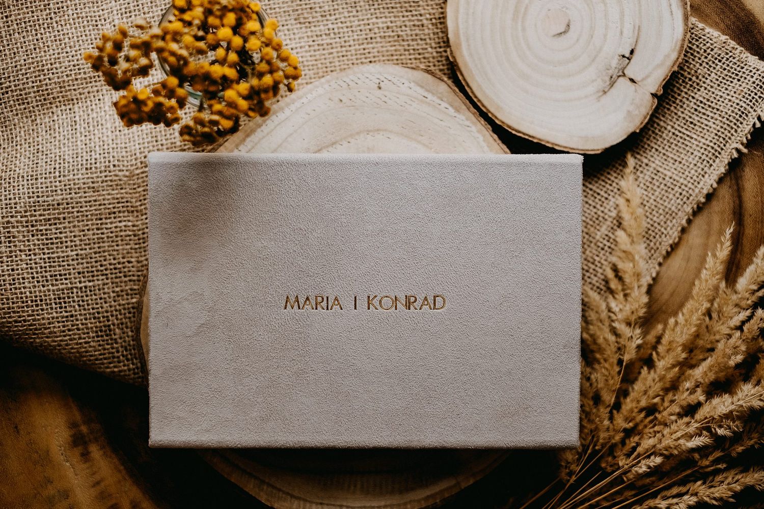 Minimalist gray linen keepsake box personalized with gold text Maria i Konrad on burlap.