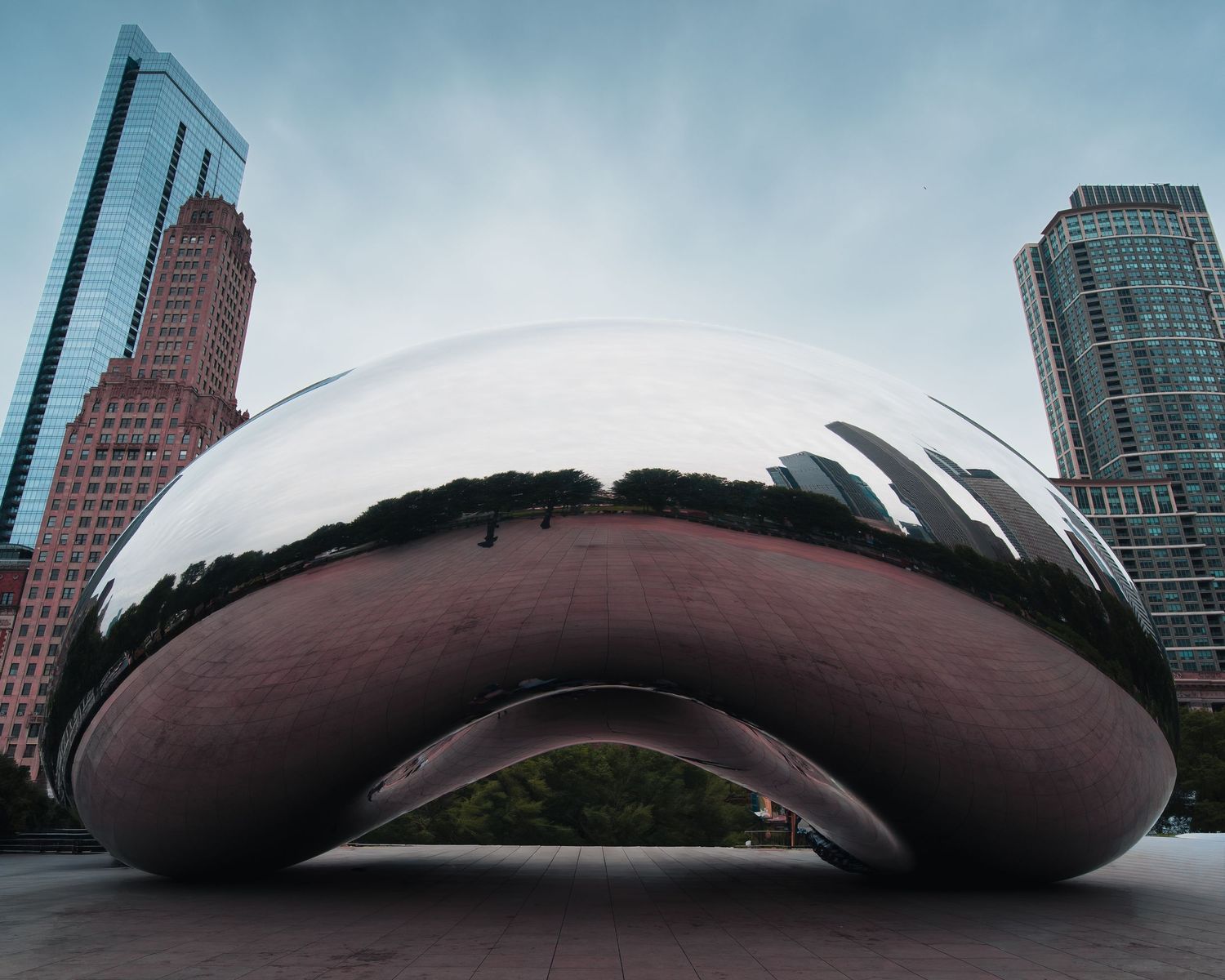 Cloud Gate reflecting the Chicago skyline at Millennium Park