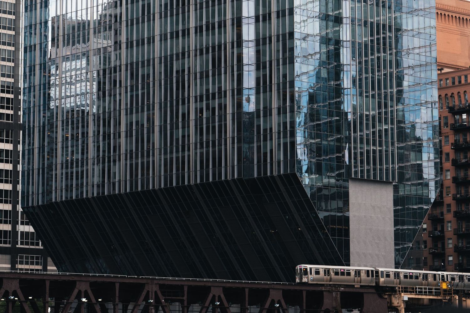 Chicago architecture and an elevated train viewed from the Chicago Architecture Center river cruise