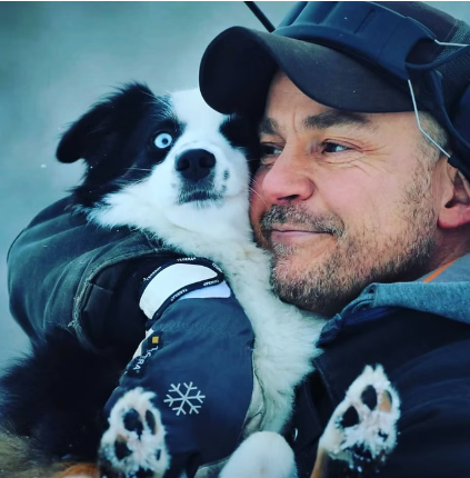 Medarbetare på Hjällö Hästklinik tillsammans med hund.