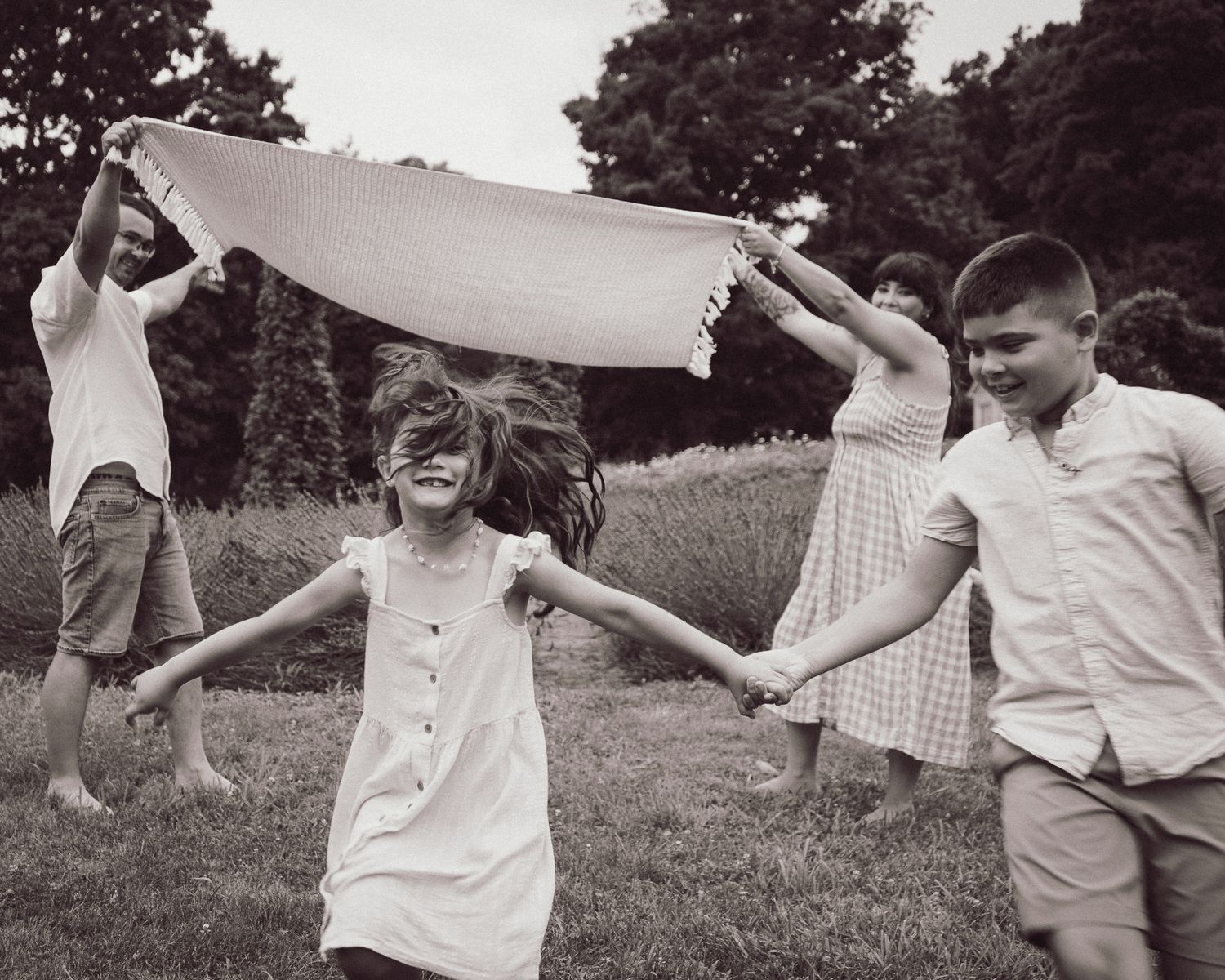 Natural family portraits with soft tones and genuine emotion