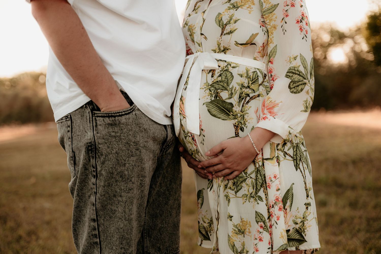 Babaváró fotózás Dabason szabadtéren, a pár ölelésben, napfényes, természetes hangulatban.