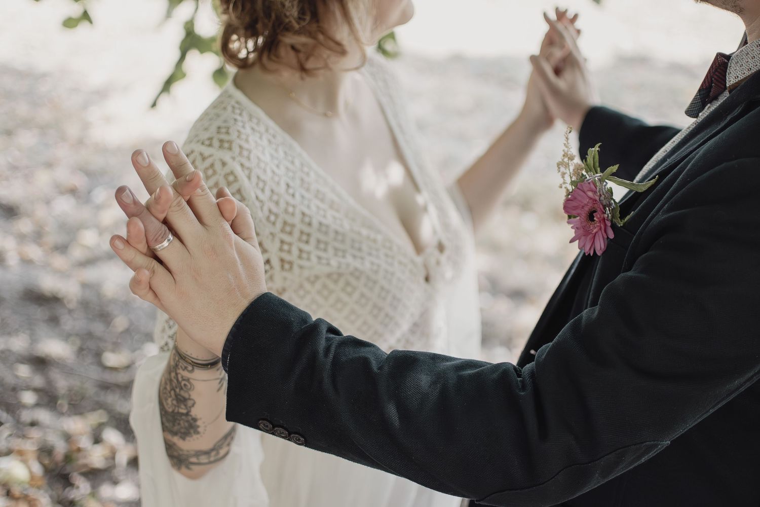 Photographe mariage Le Mans - Photo de couple au château de Marigné à Bazouges