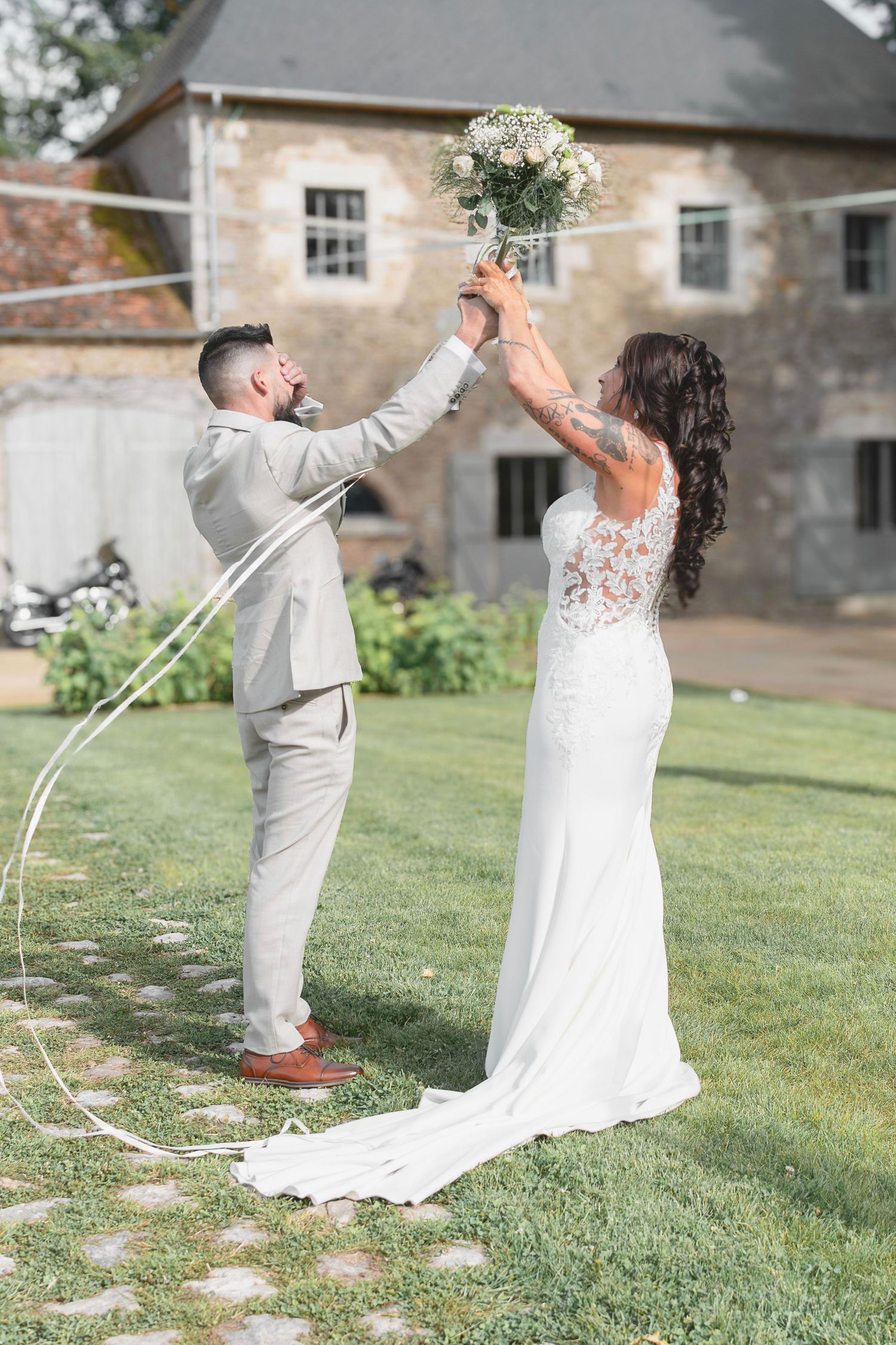 Photographe mariage Le Mans - Rituel du bouquet de la mariée au domaine de la Touche