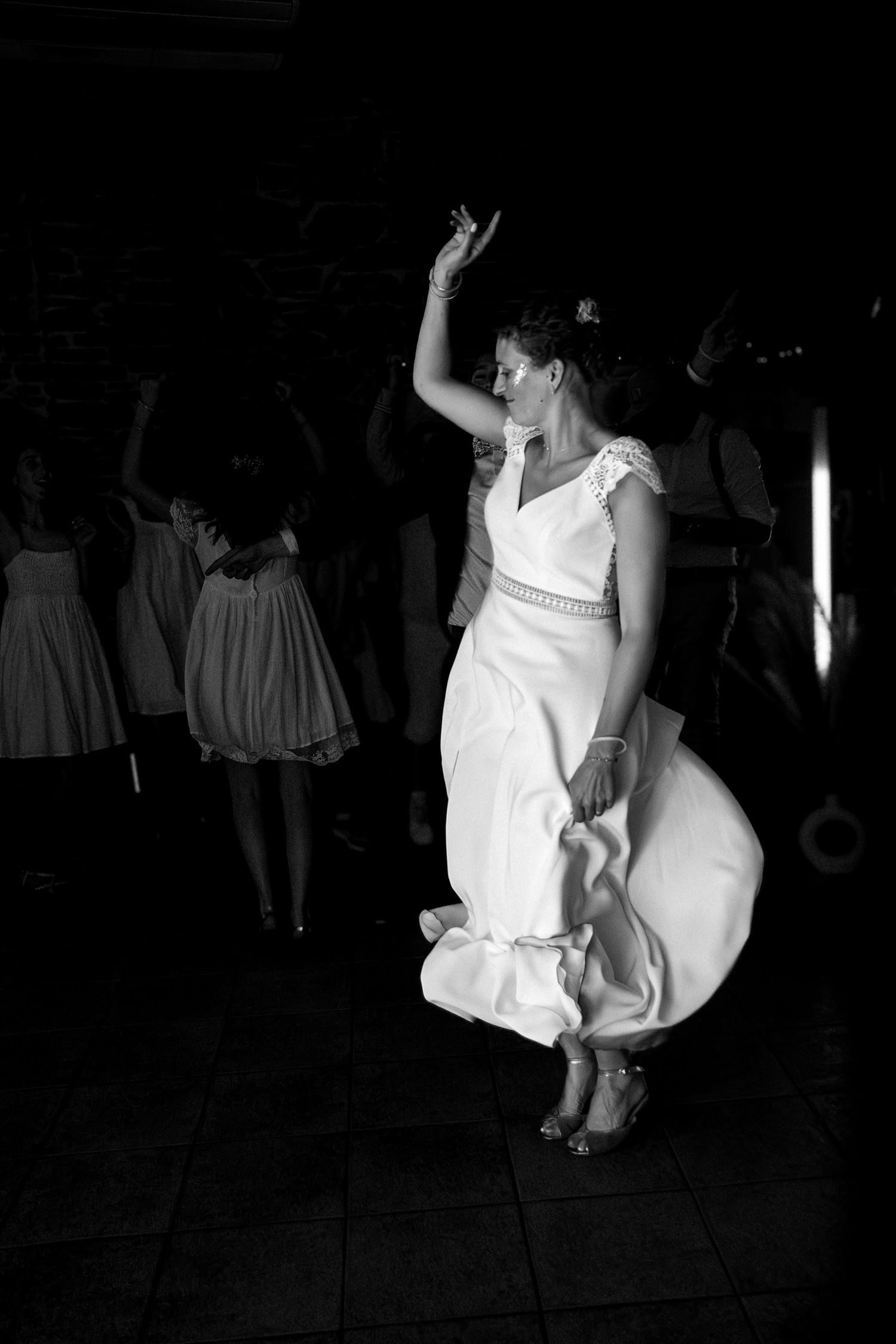 Photographe mariage Le Mans - Première danse de la mariée au domaine du Moulin neuf