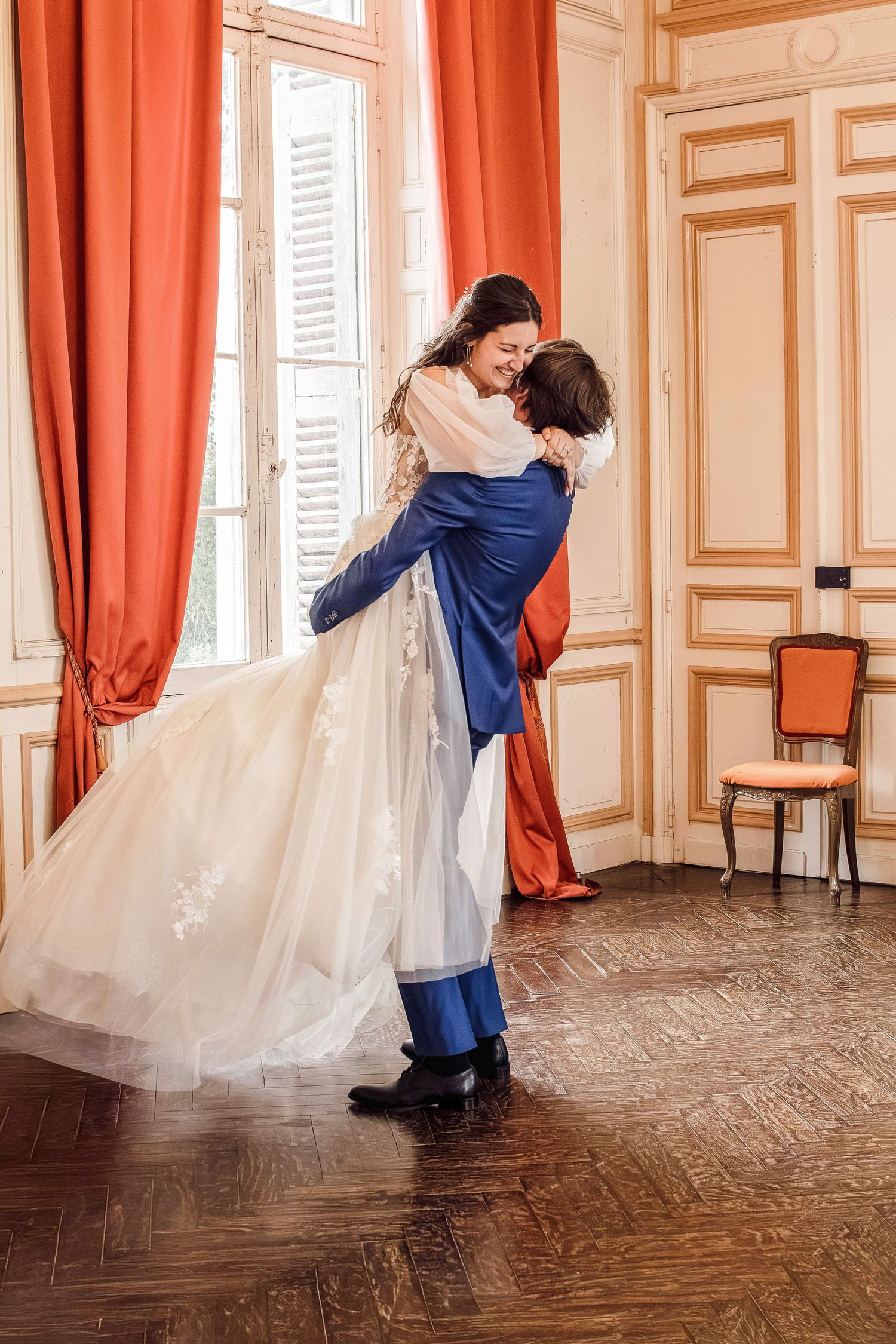 Photographe mariage Le Mans - Couple qui danse au Château de Vair.