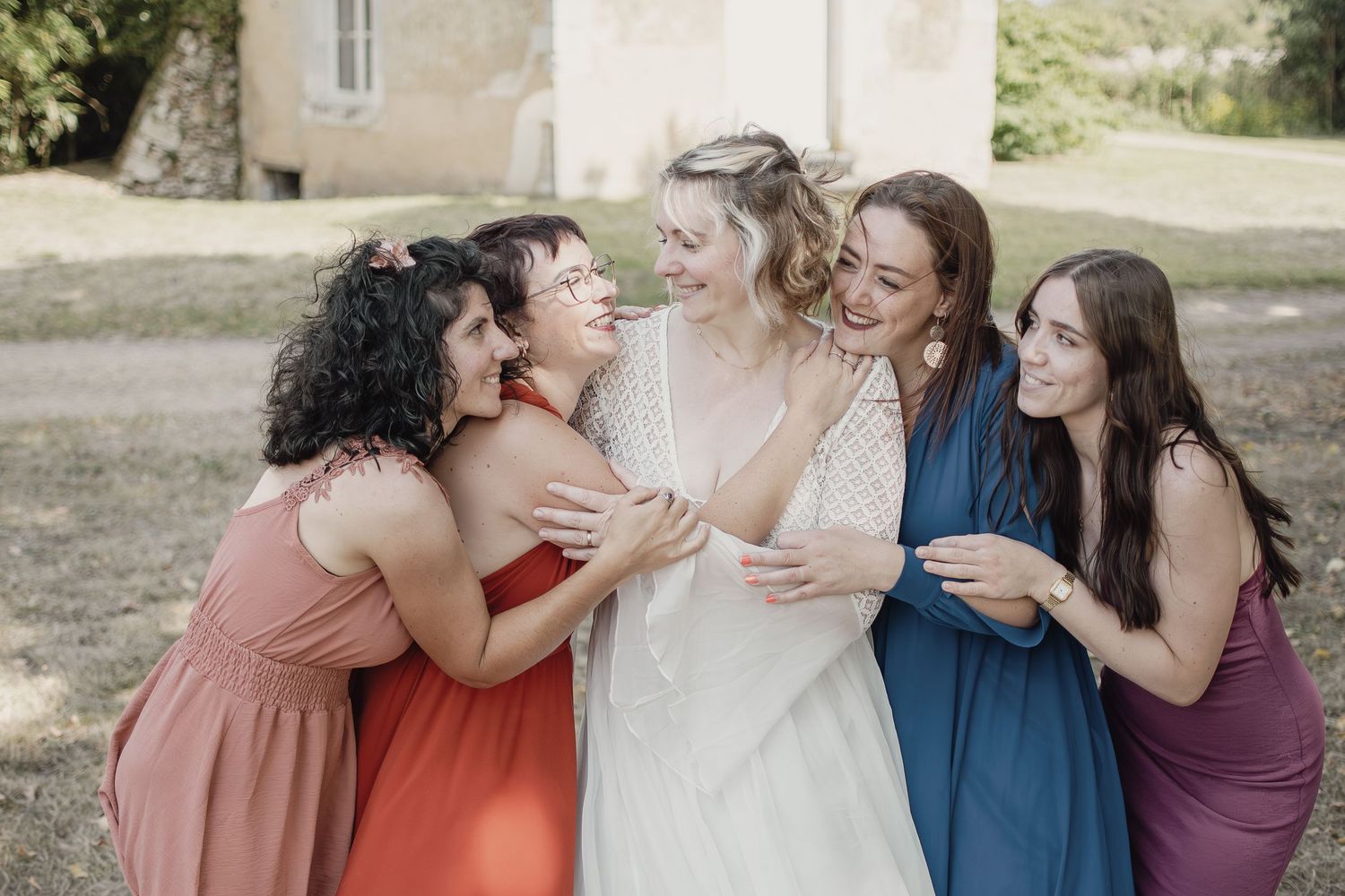 Photographe mariage Le Mans - Photo de la mariée et ses demoiselles d'honneur au château de marine à Bazouges