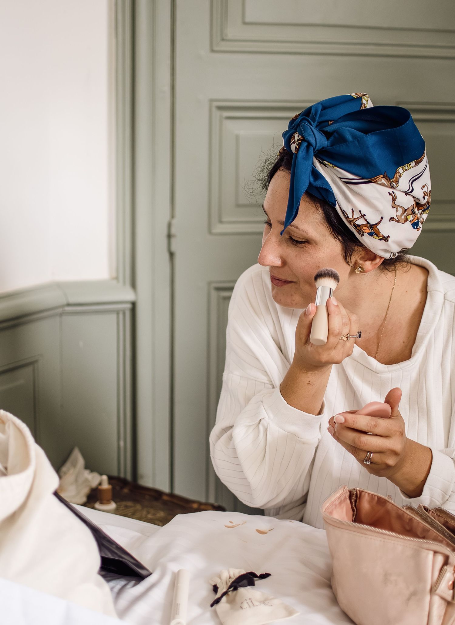 Photographe mariage Le Mans - Préparatifs de la soeur de la mariée au château de Vair