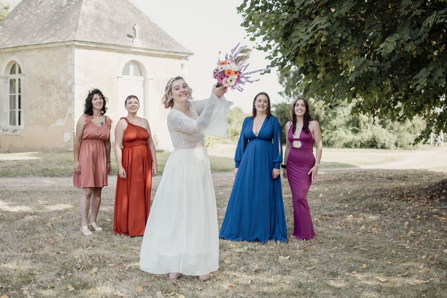 Photographe mariage Le Mans - Lancé du bouquet de la mariée au Château de Marigné à bazouges