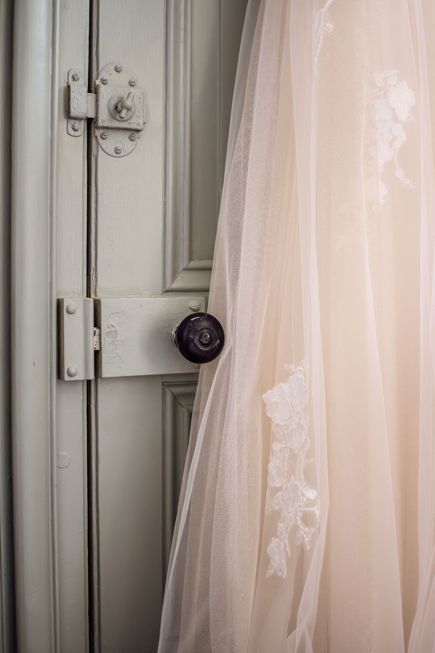 Photographe mariage Le Mans - Photo de détails de la robe de la mariée