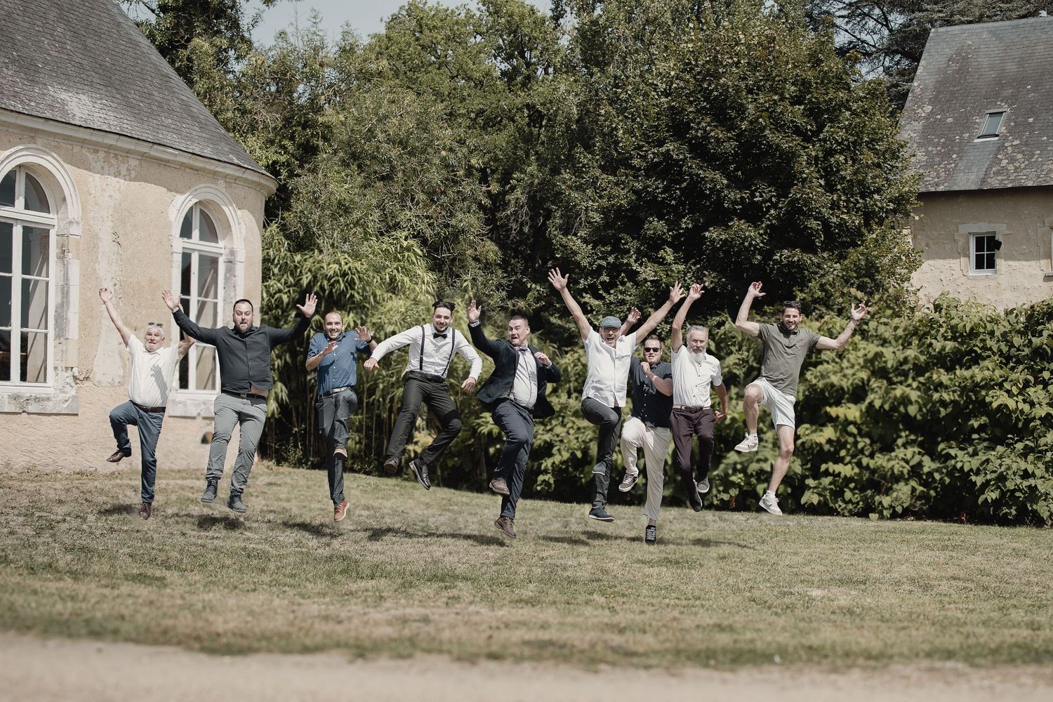 Photographe mariage Le Mans - photo de groupe originale, fun au château de Marigné à Bazouges