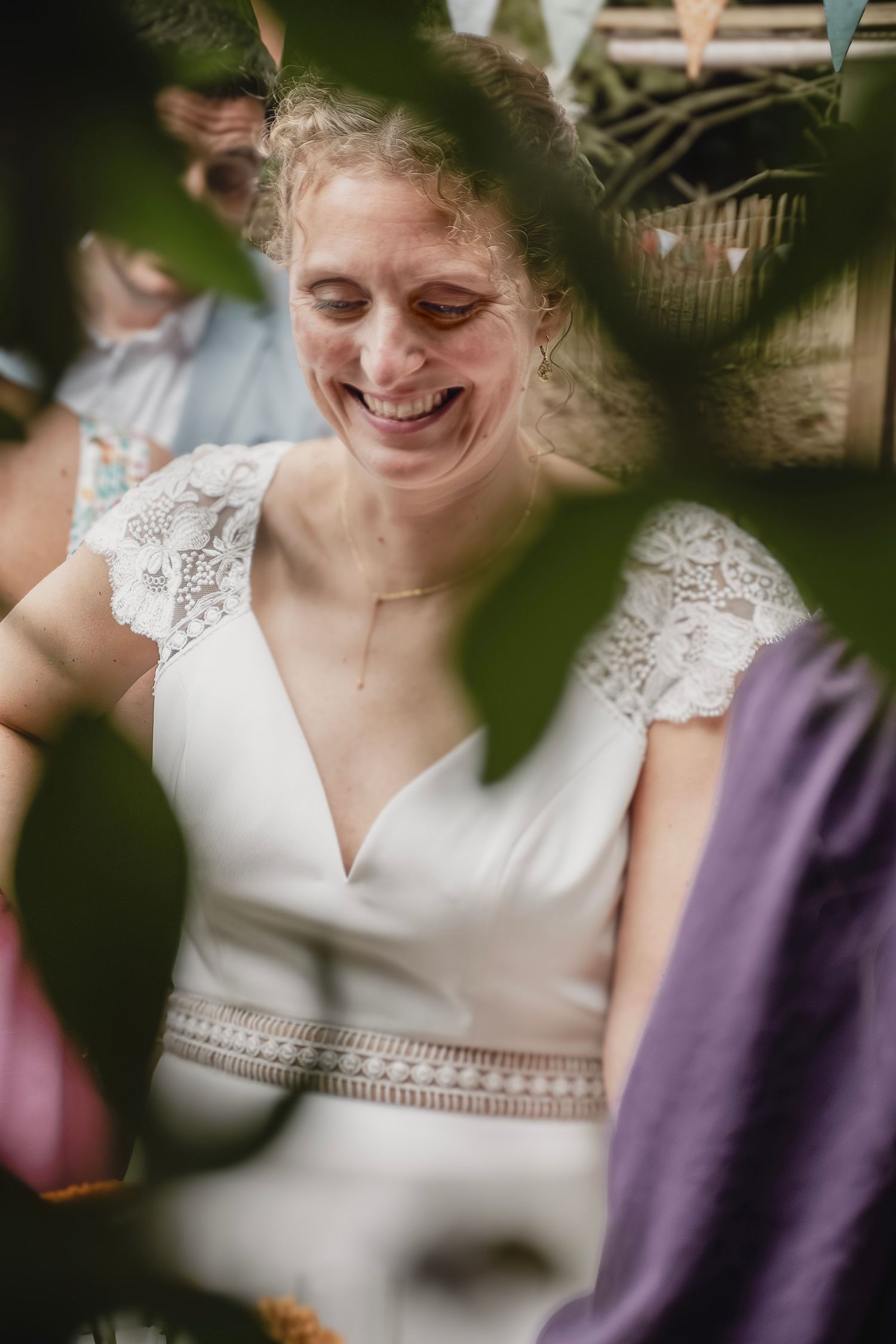 Photographe mariage Le Mans - photo de la mariée pendant le vin d'honneur au domaine du Moulin Neuf