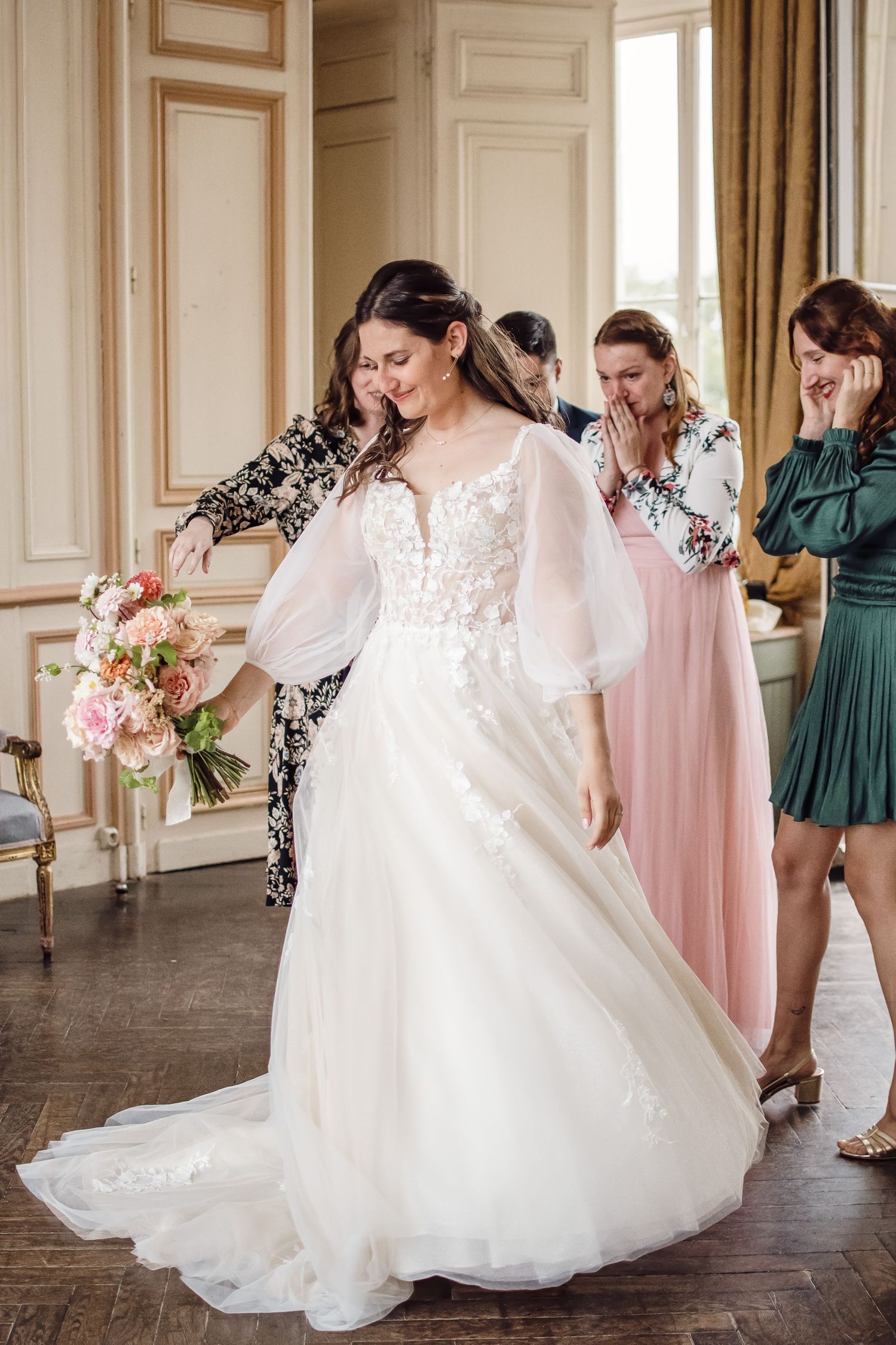Photographe mariage Le Mans - First Look avec la mariée et ses témoins au Château de Vair
