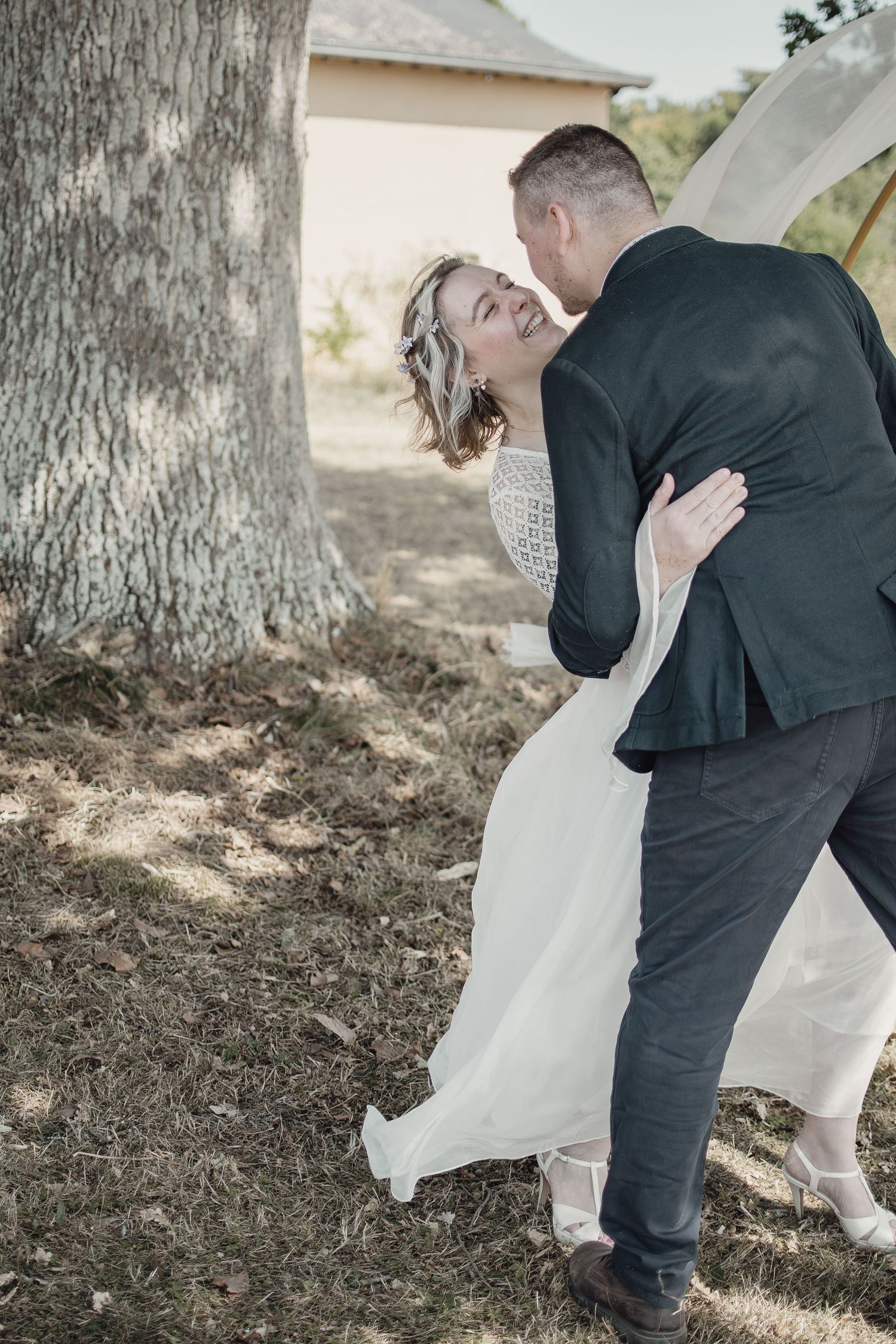 Photographe mariage Le Mans - Photo de couple au Château de Marigné à Bazouges