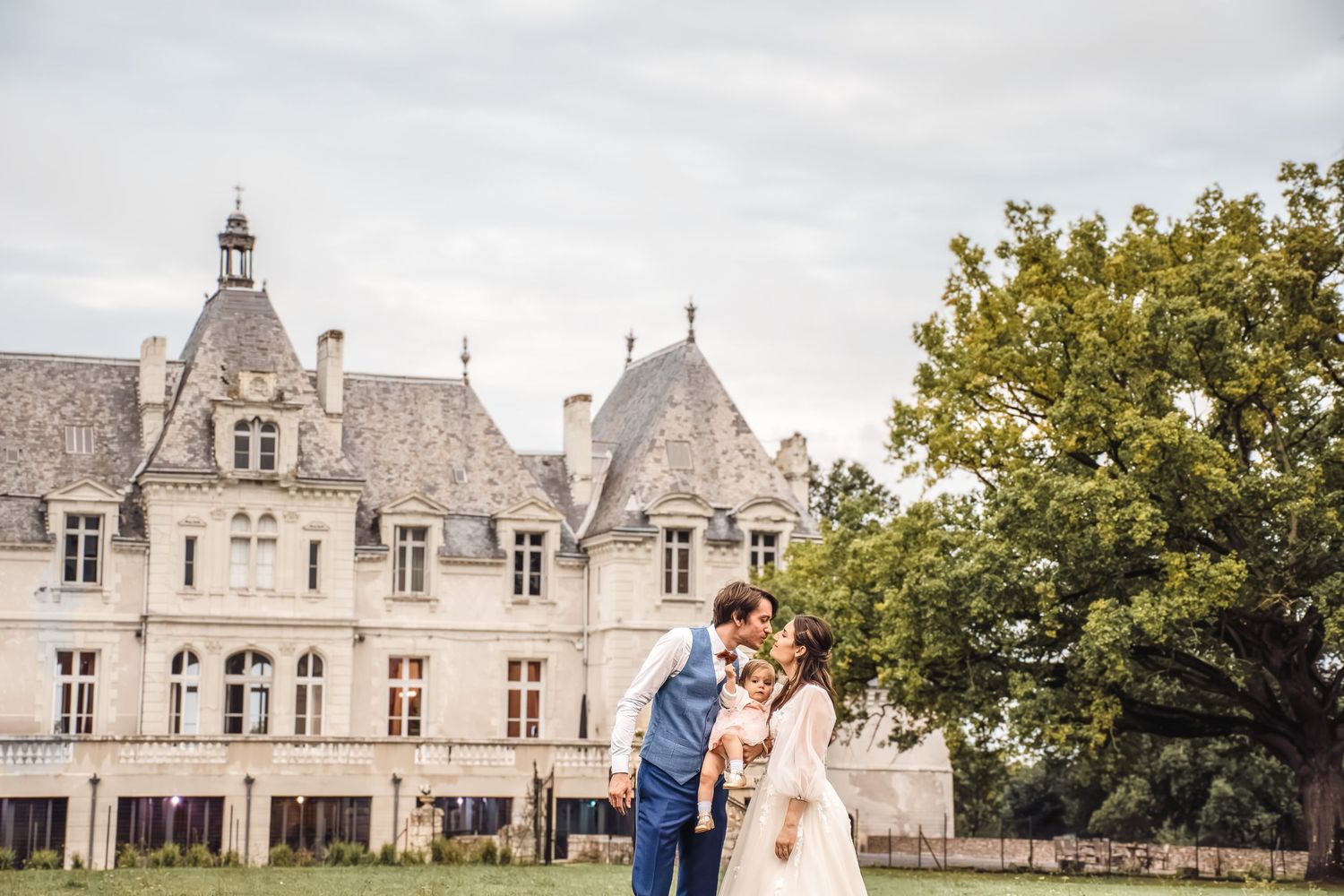 Photographe mariage Le Mans - Photo de couple au Château de Vair