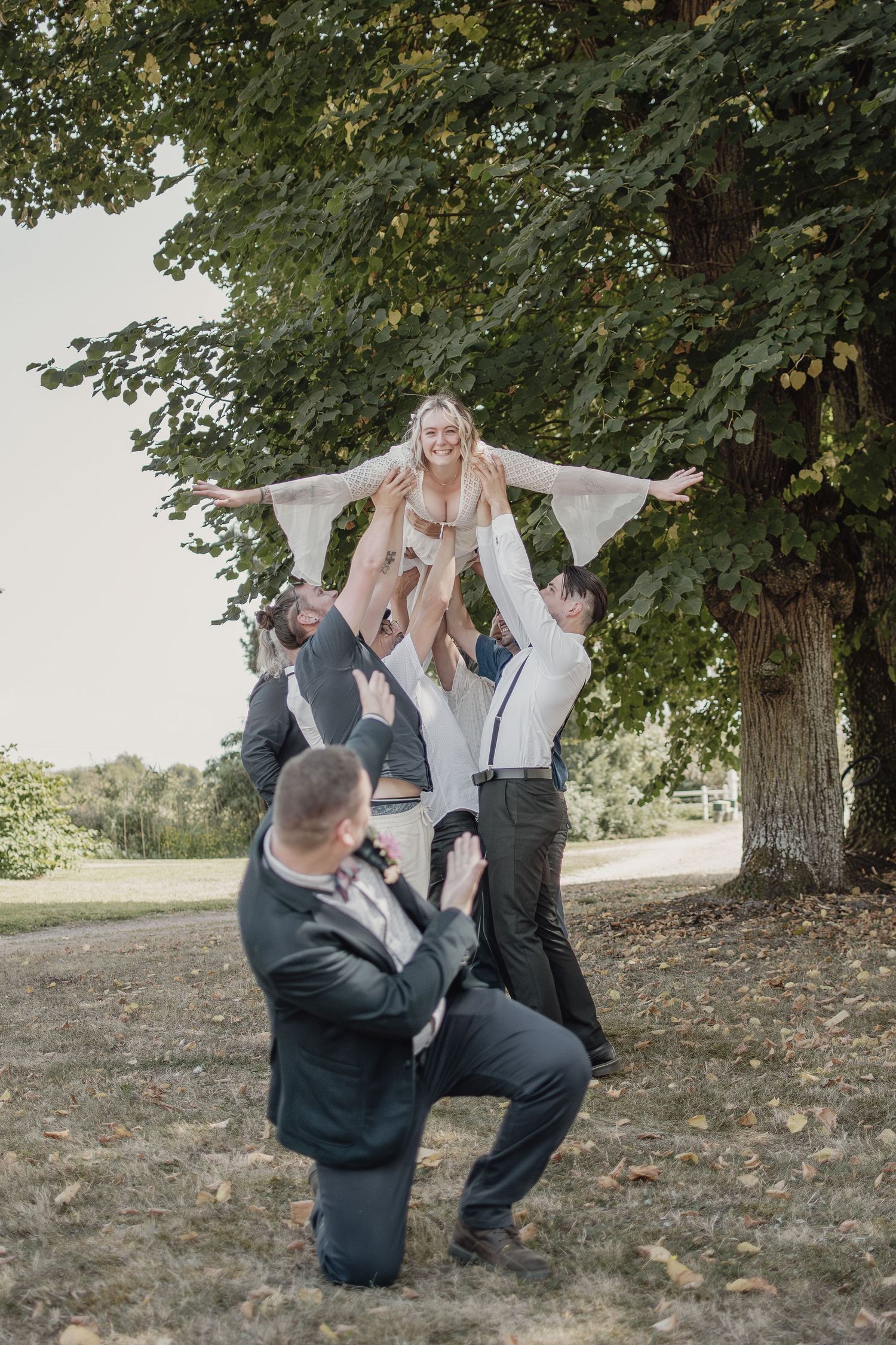 Photographe mariage Le Mans - Photo de groupe rigolote, fun, originale au château de marine à bazouges