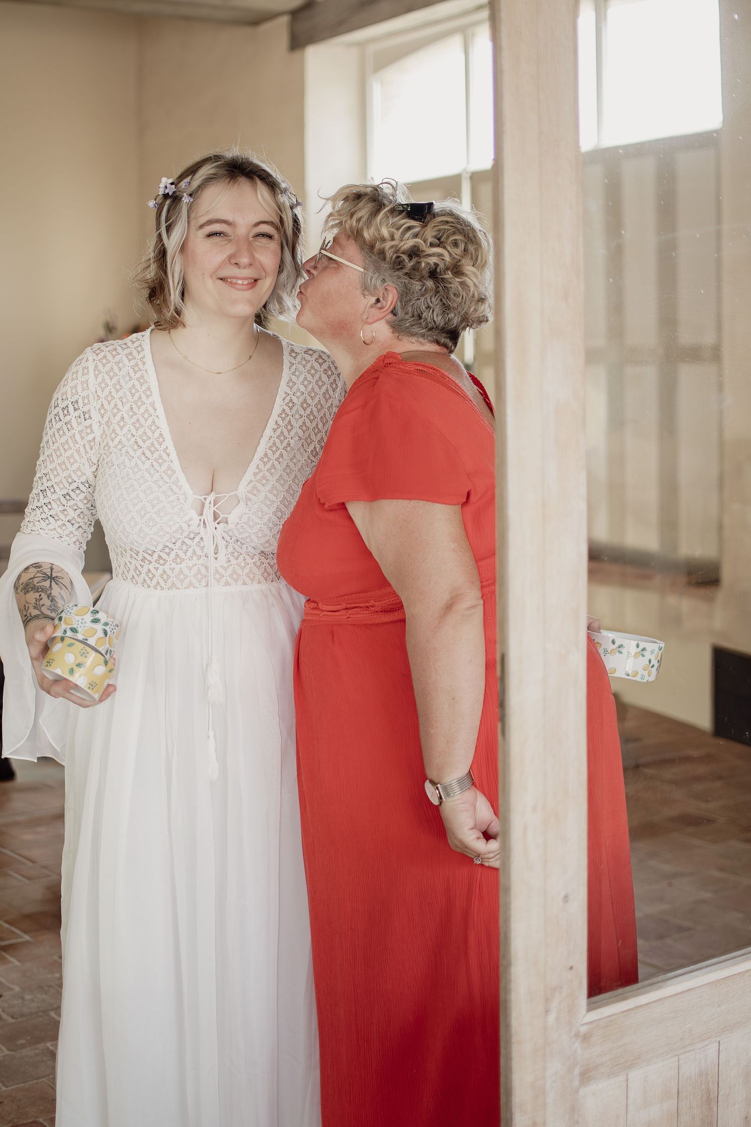Photographe mariage Le Mans - First look mariée et maman au Château de marine à Bazouges