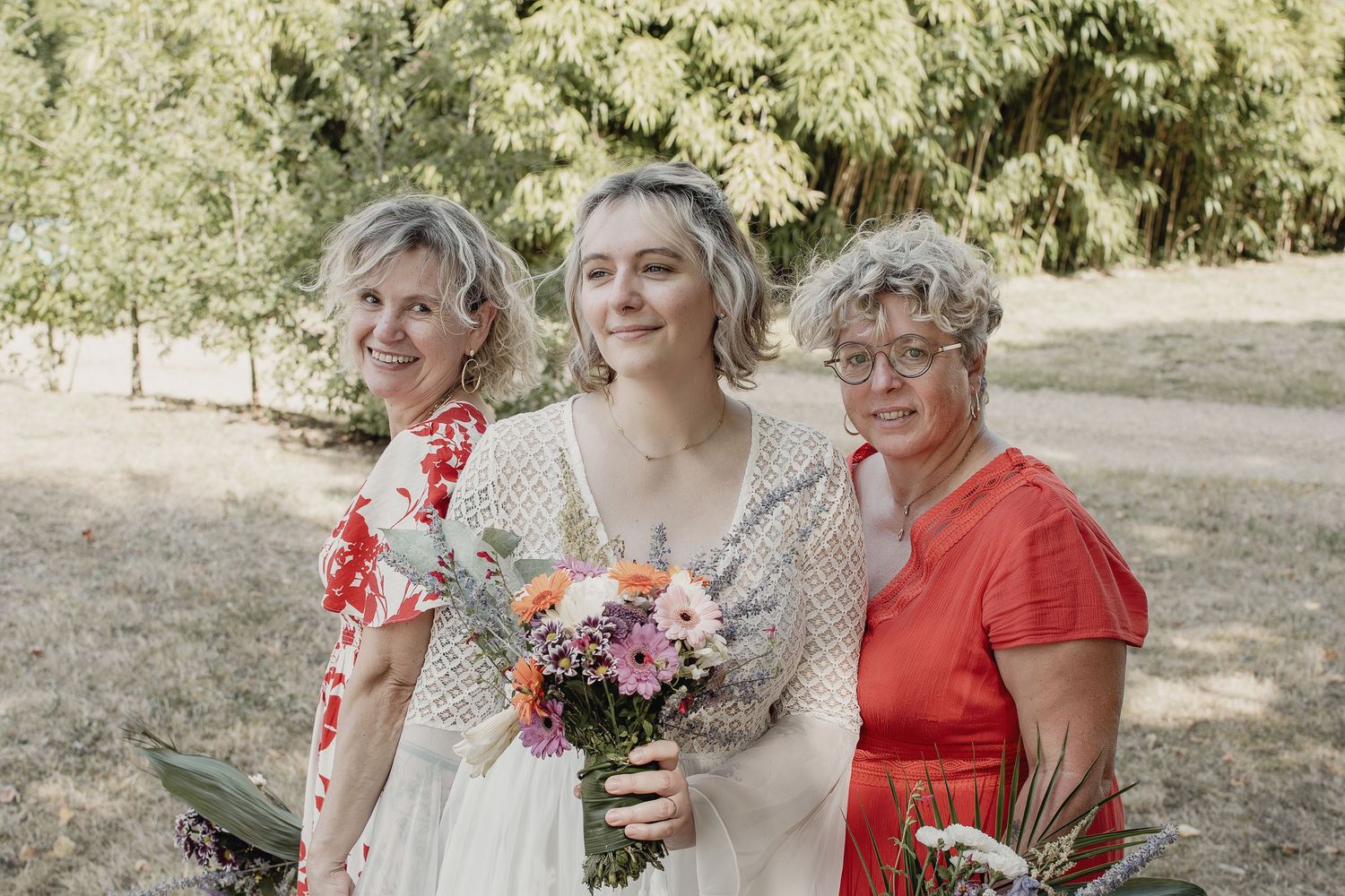 Photographe mariage Le Mans - Photo de la mariée avec sa maman et sa belle mère au château e Marigné à Bazouges