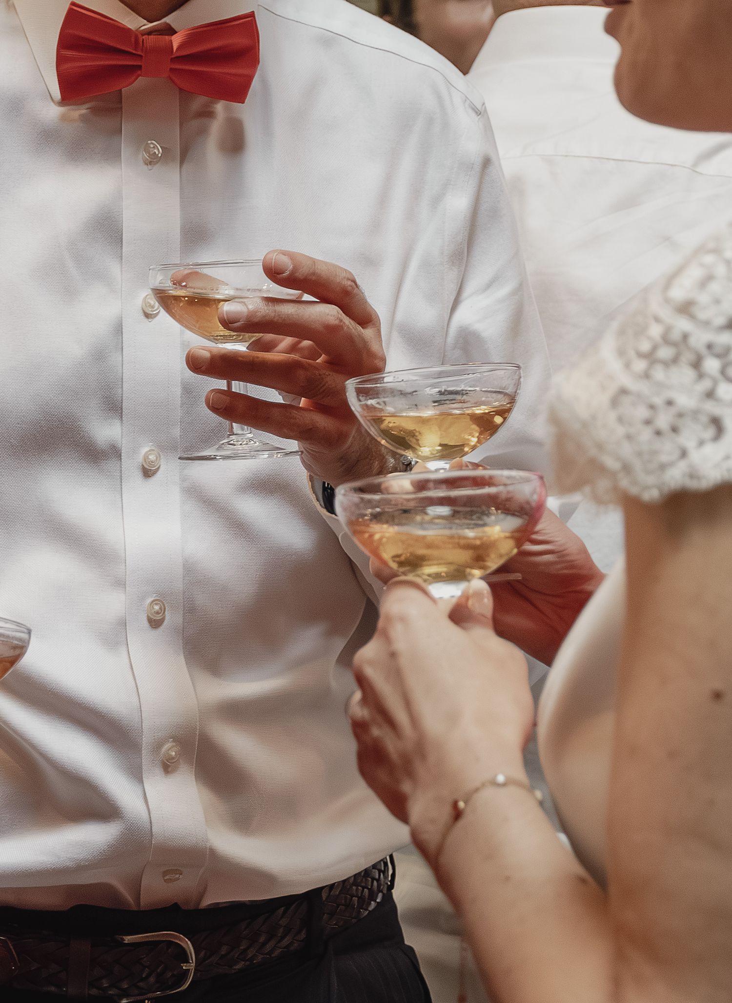 Photographe mariage Le Mans - Coupe de champagne au domaine du Moulin Neuf