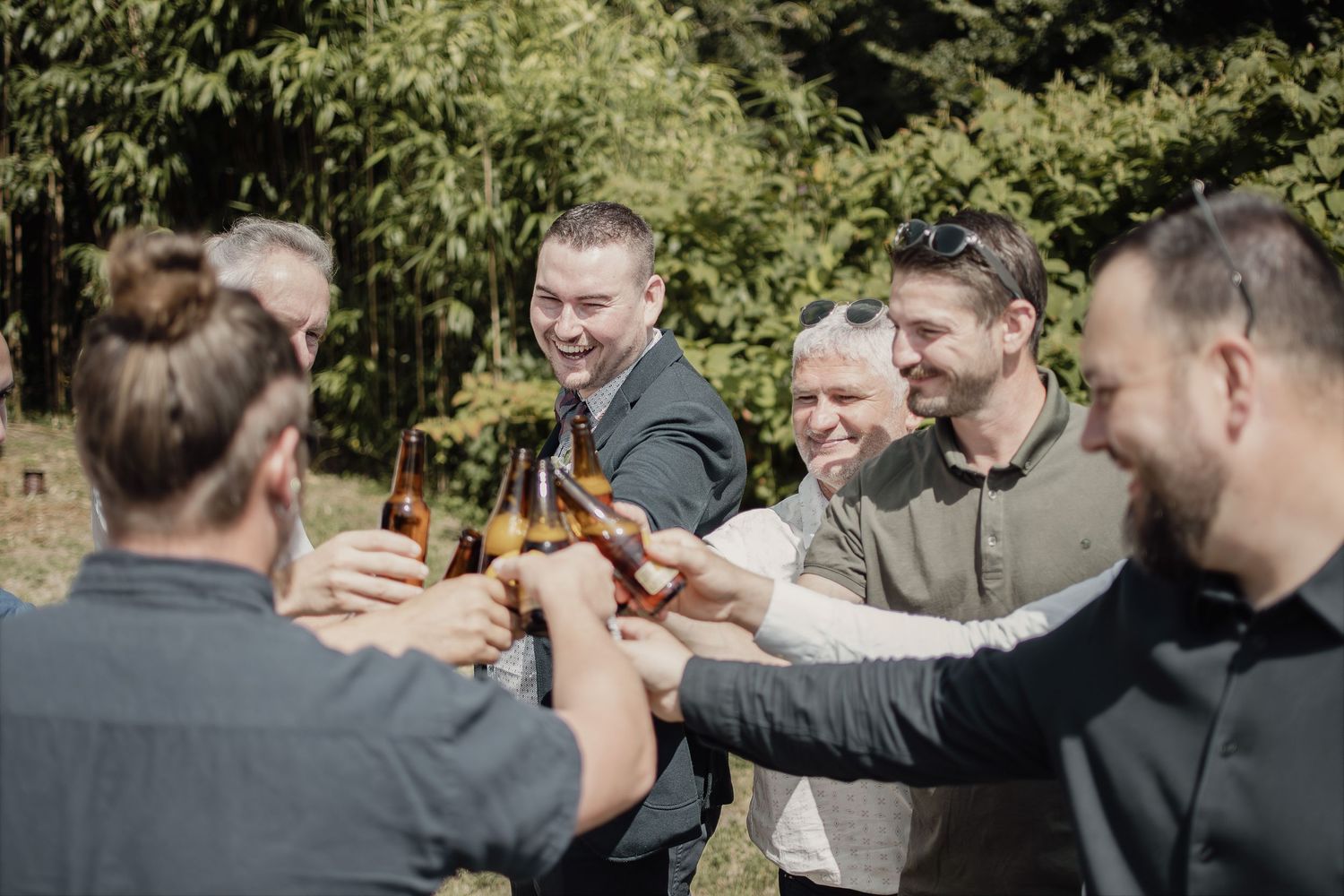 Photographe mariage Le Mans - Le marié et ses garçons d'honneur trinquent au château de marine à bazouges