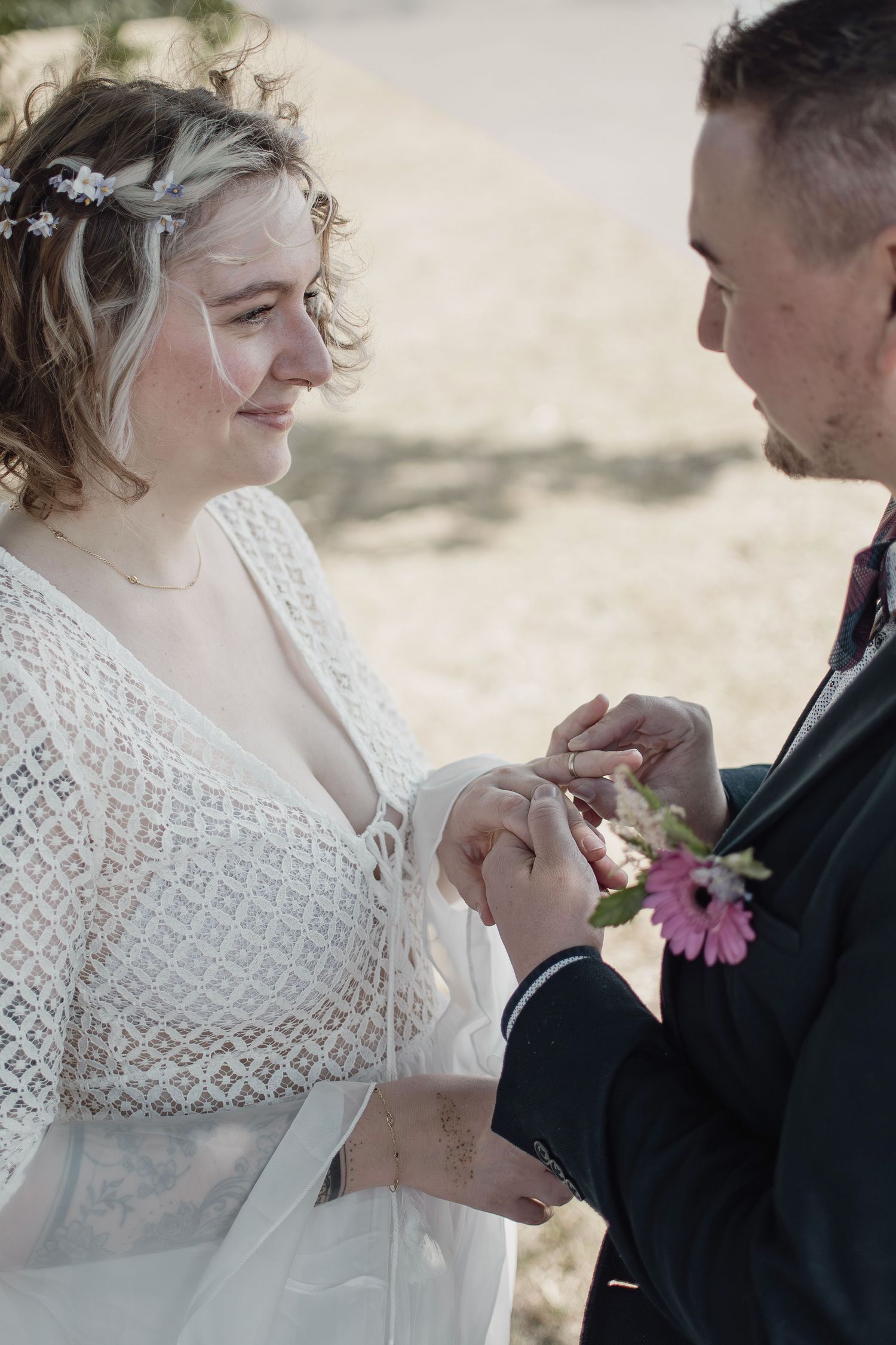 Photographe mariage Le Mans - photo de couple au château de Marigné à Bazouges