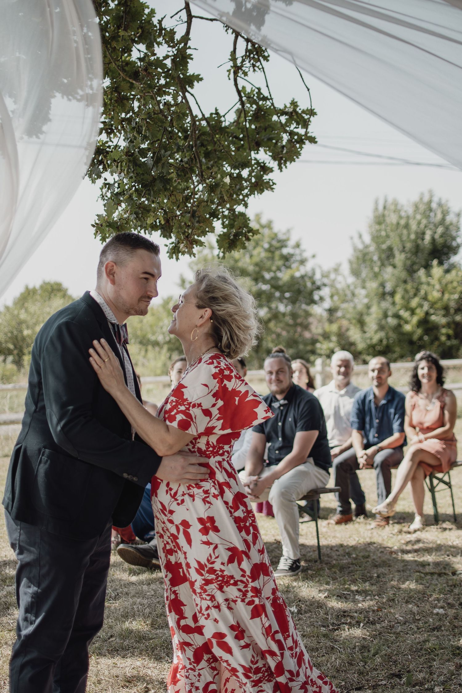 Photographe mariage Le Mans - Cérémonie laïque , maman du marié qui l'emmène à l'hôtel au château de Marigné à Bazouges