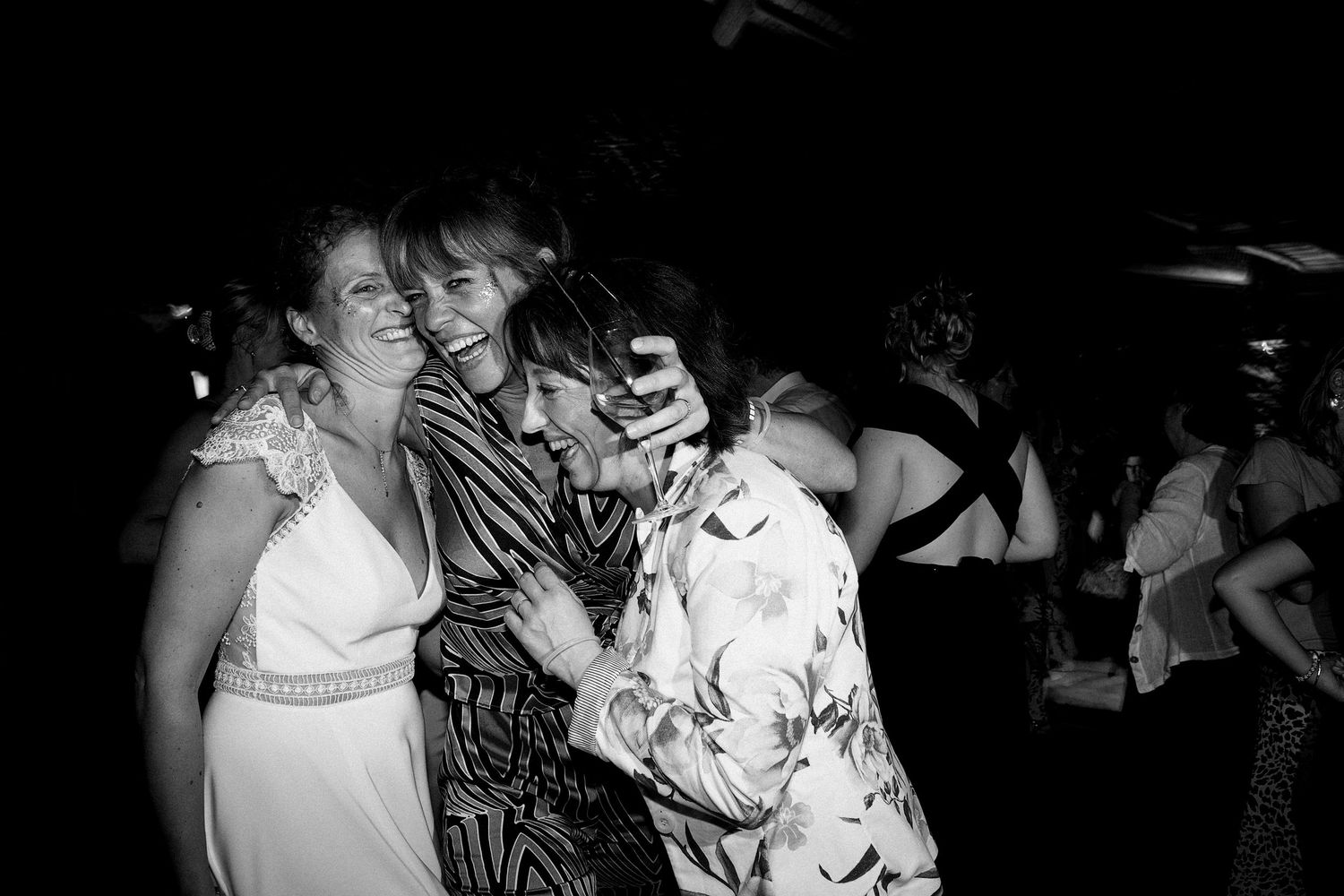 Photographe mariage Le Mans - Soirée, mariée et ses copines sur la piste de danse au domaine du Moulin Neuf