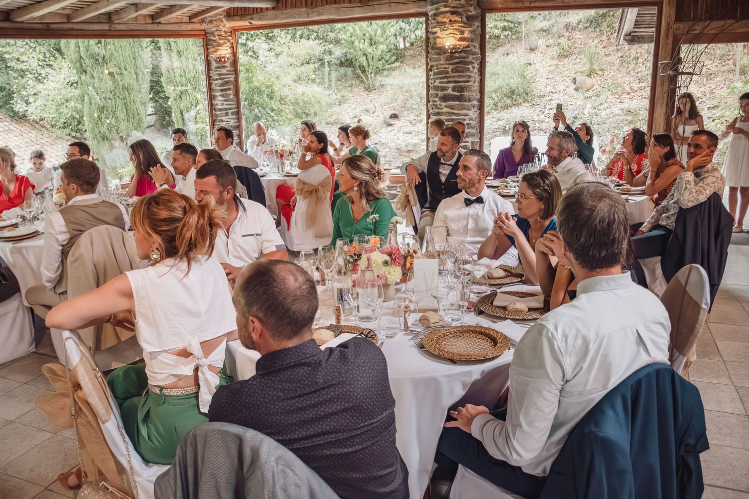 Photographe mariage Le Mans - repas de mariage au domaine du Moulin Neuf