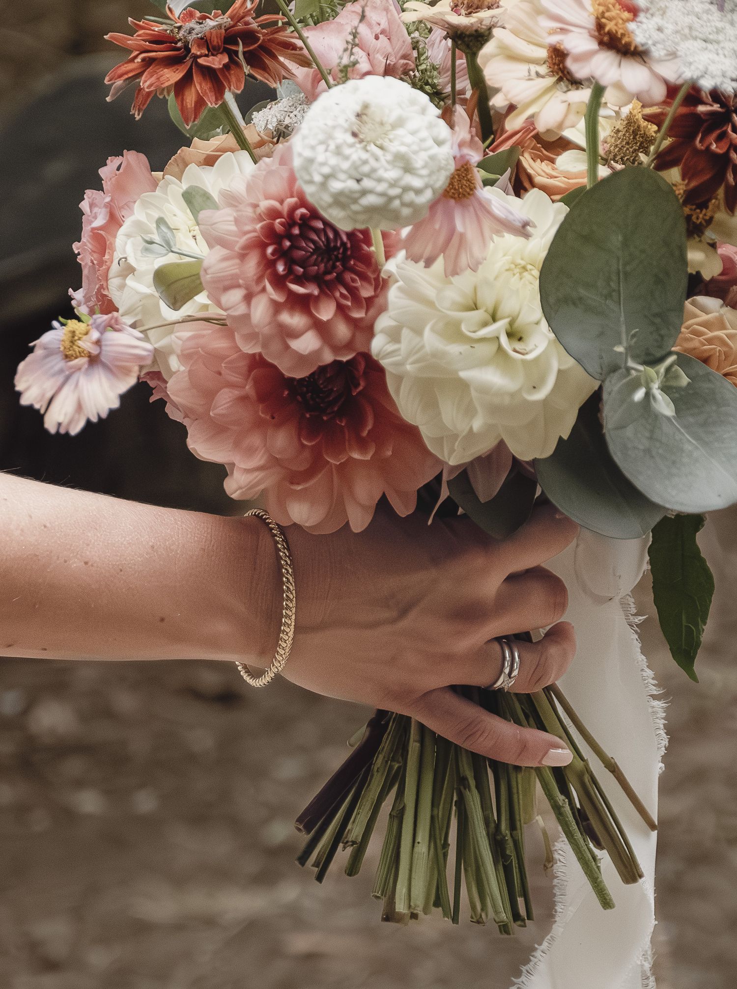 Photographe mariage Le Mans - bouquet de fleurs de la mariée au domaine du Moulin Neuf