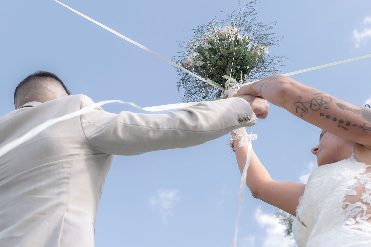 Photographe mariage Le Mans - Rituel du bouquet de la marié au domaine de la Touche