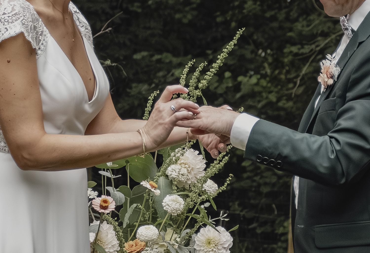 Photographe mariage Le Mans - échange des alliances pendant la cérémonie laïque au domaine du Moulin Neuf