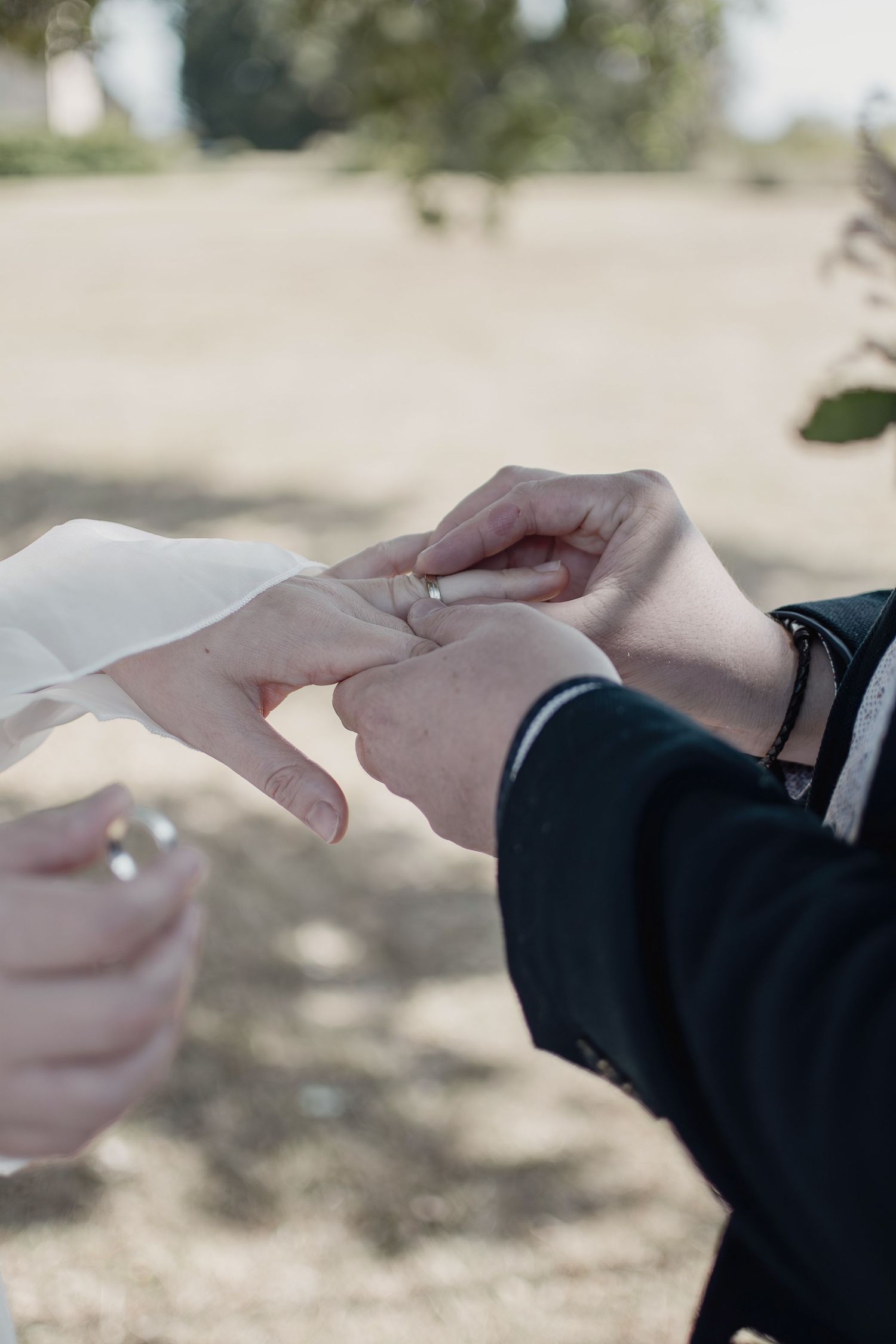 Photographe mariage Le Mans - Echange des alliances au château de Marigné à Bazouges