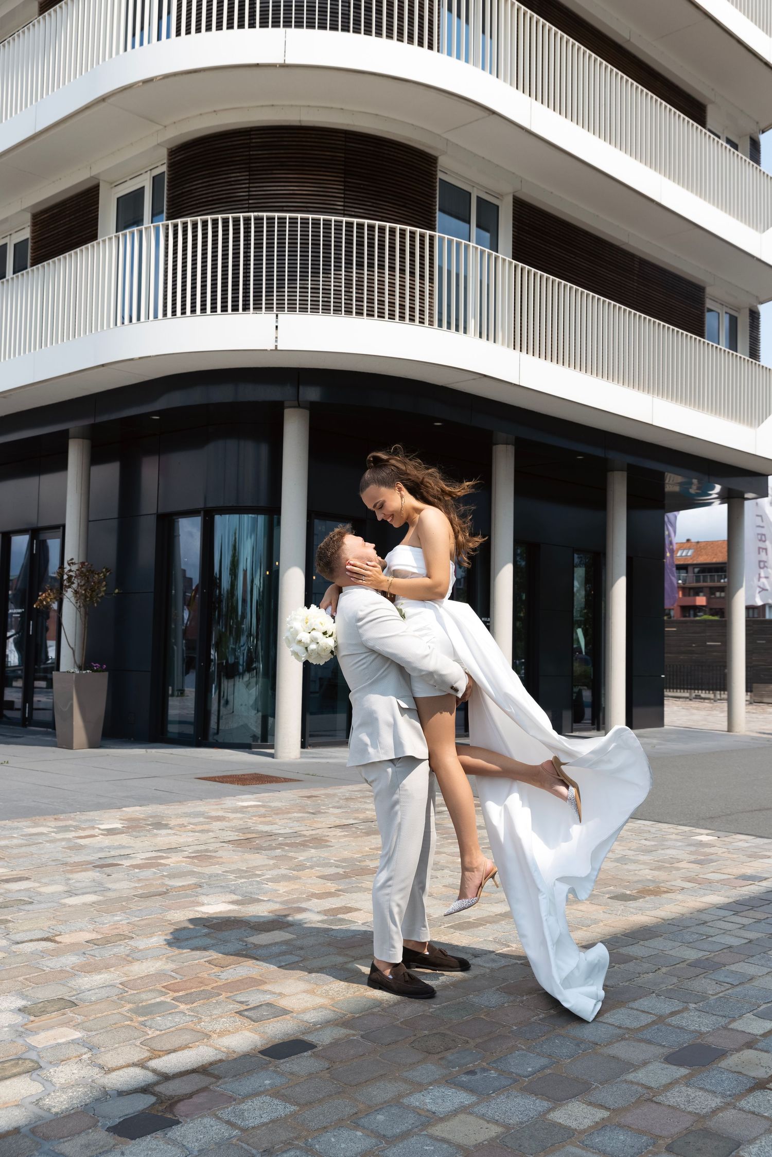 Elegantes Hochzeitsshooting mit natürlicher Stimmung im The Liberty Hotel Bremerhaven