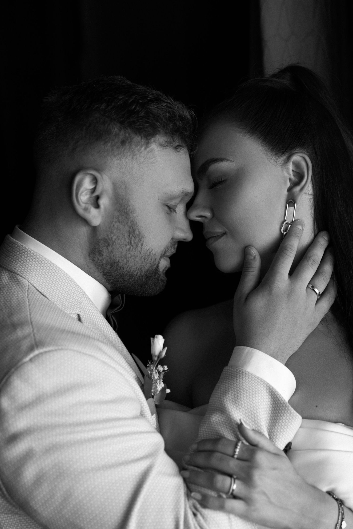 Brautpaar genießt einen ruhigen Moment während der Hochzeit