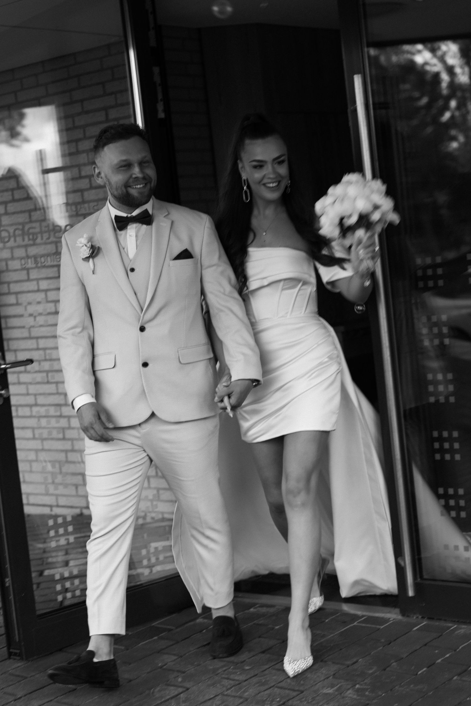 Brautpaar während eines emotionalen Hochzeitstages beim Standesamt Geestland.