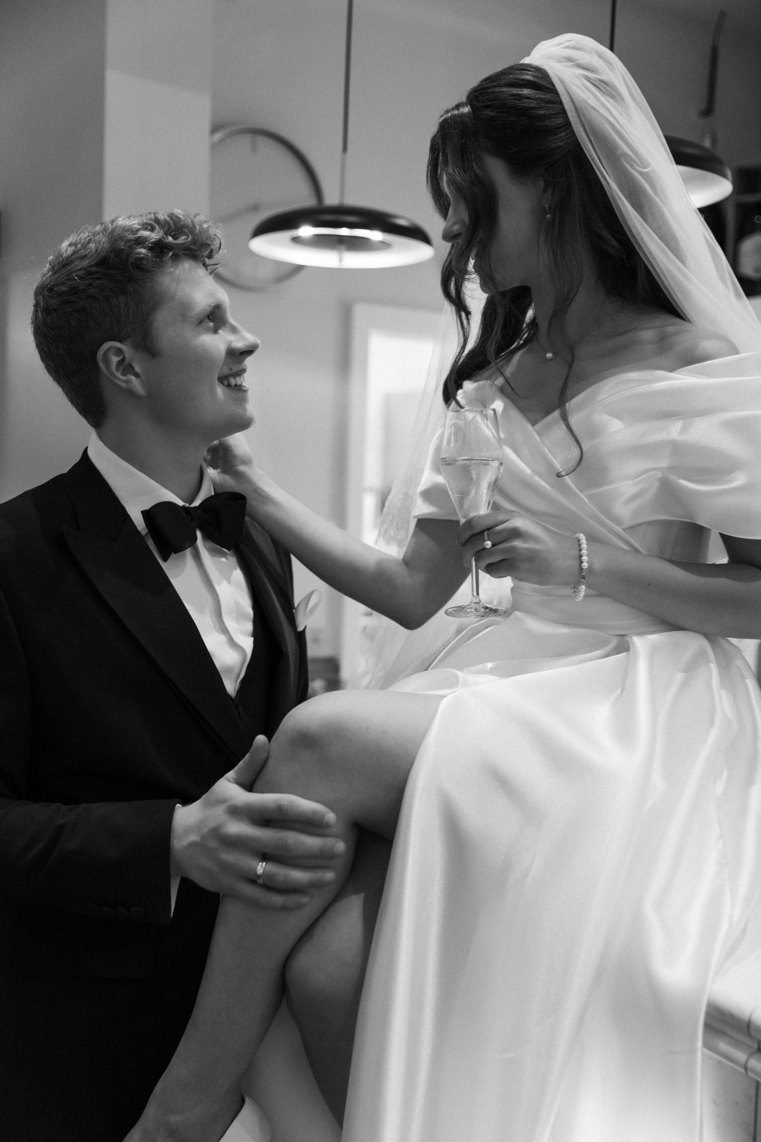 Brautpaar bei einer ruhigen Szene während der Hochzeit