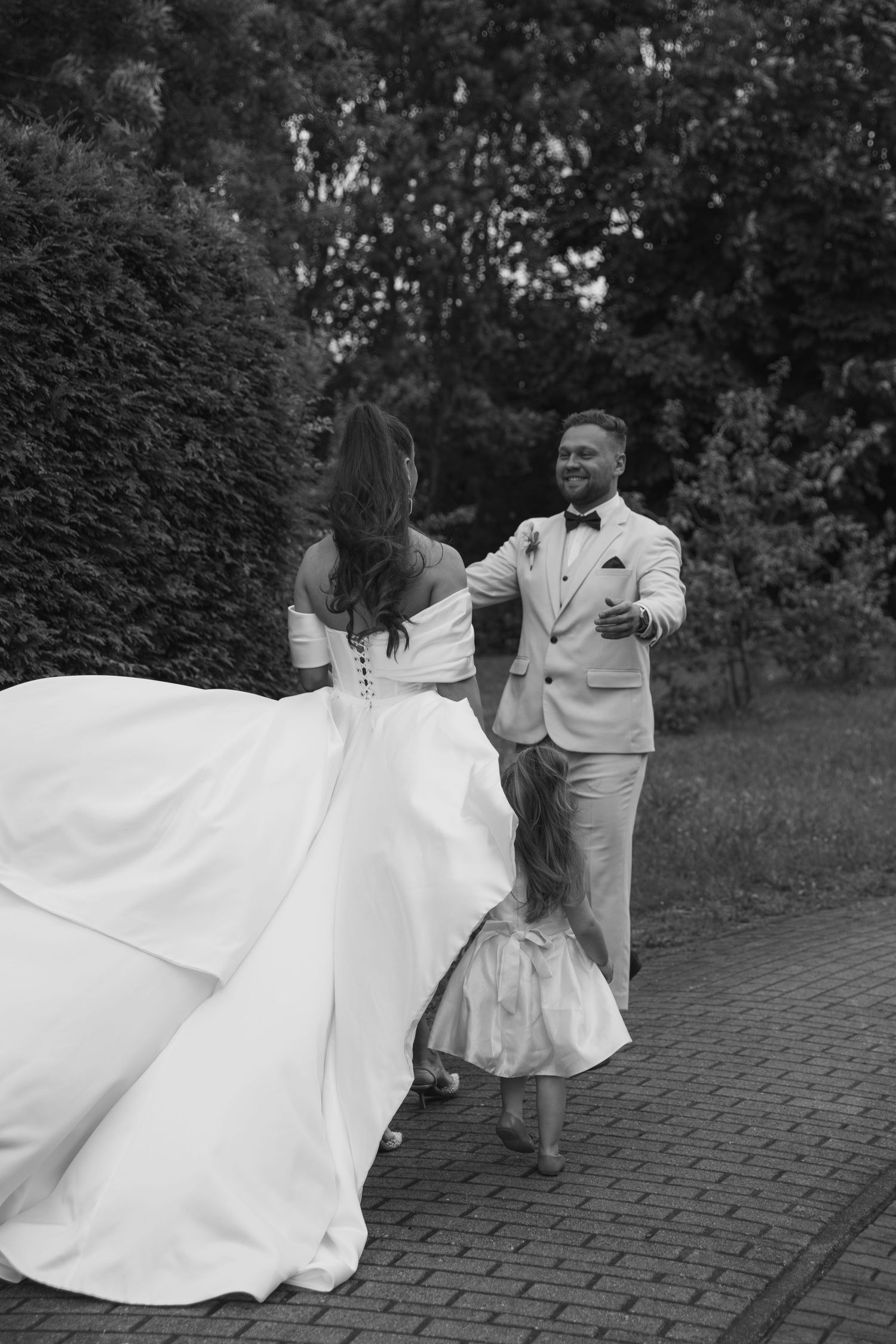Natürliche Hochzeitsfotografie ohne gestellte Posen beim Standesamt Geestland.
