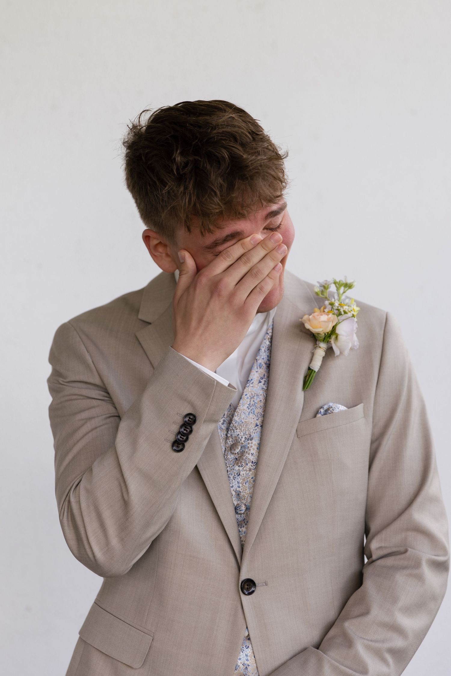 Bräutigam während einer emotionalen Trauung