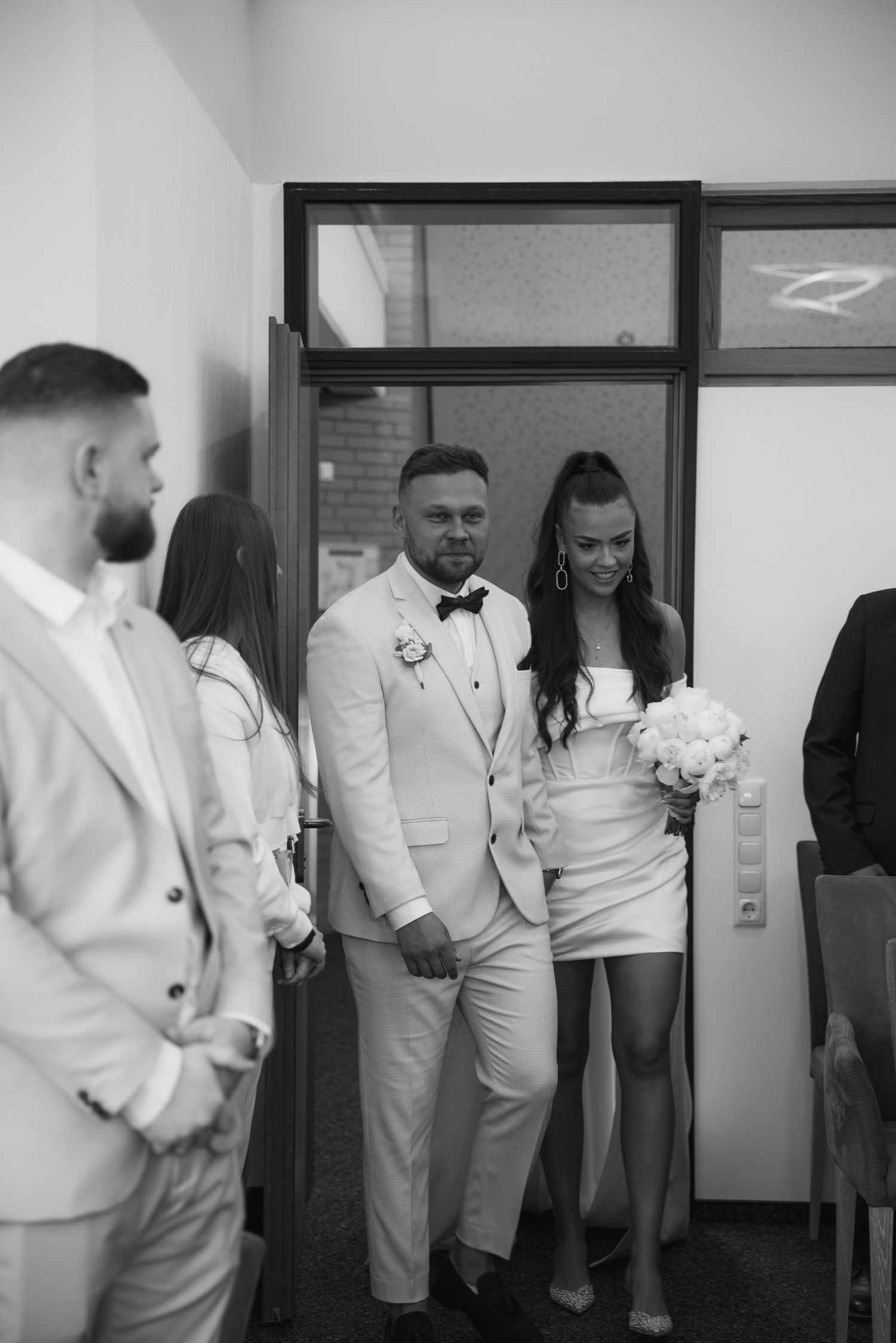 Authentische Hochzeitsmomente zwischen Braut und Bräutigam, Standesamt Geestland.
