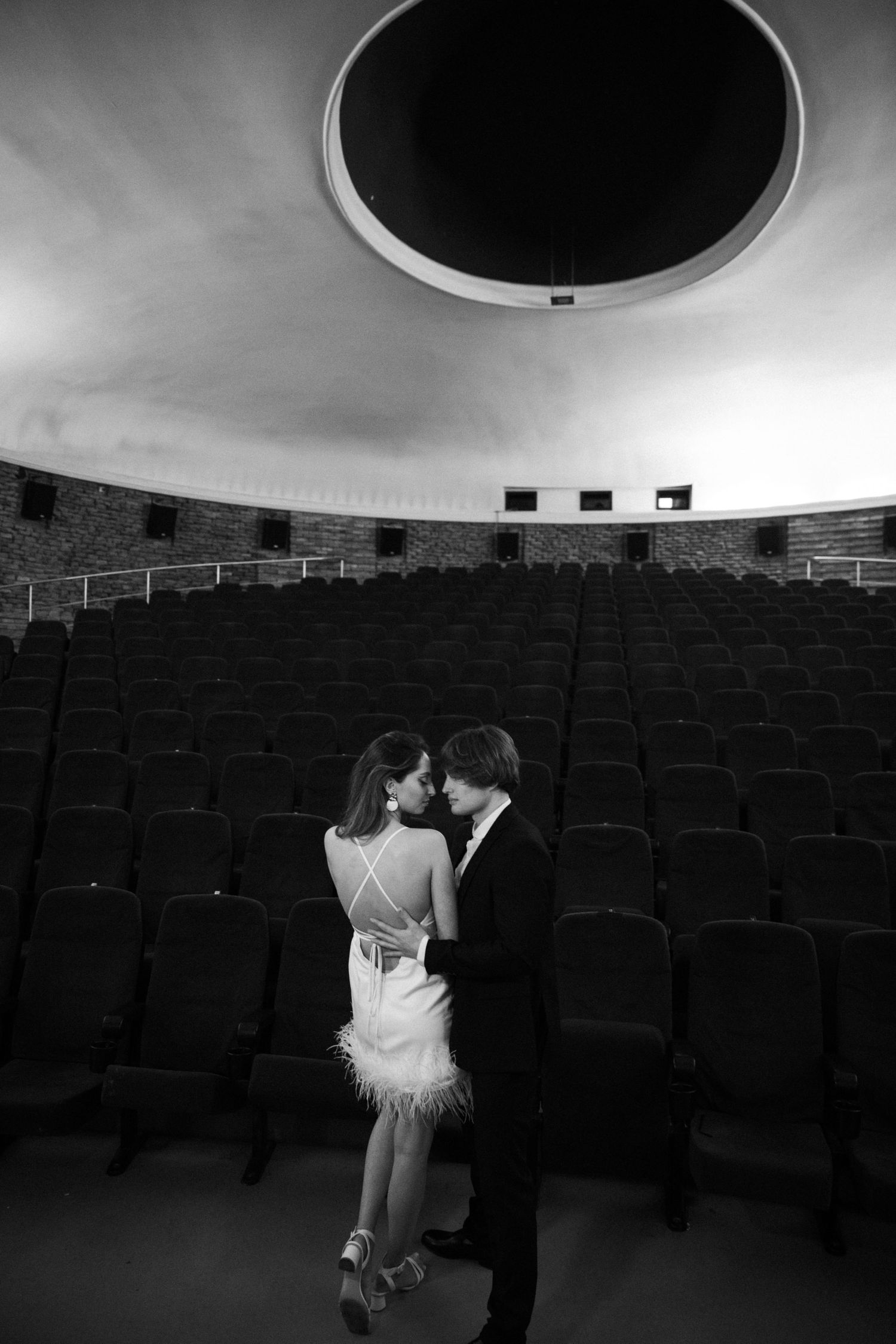 Elegantes Brautpaar in moderner Hochzeitsfotografie