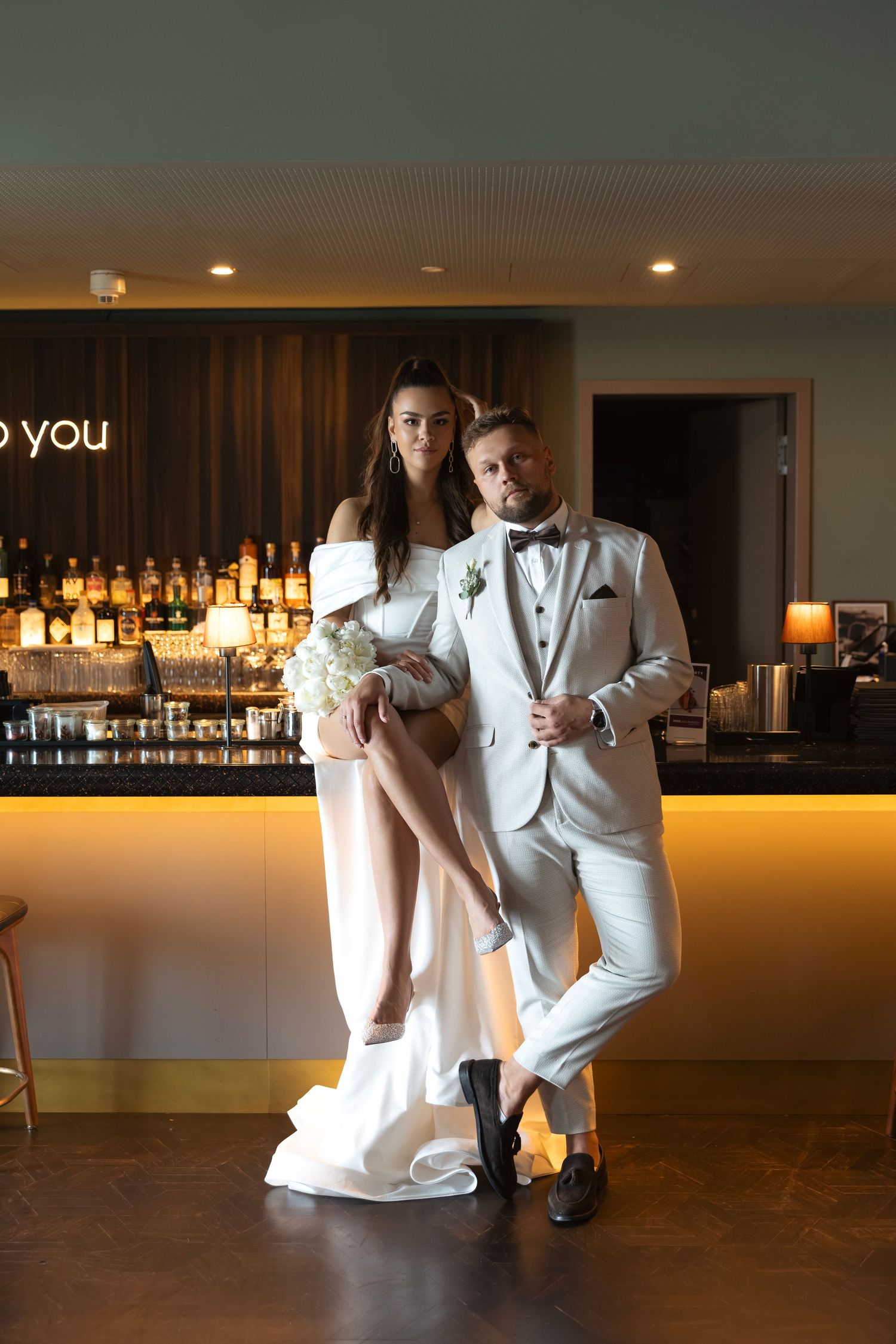 Elegantes Brautpaar am Hochzeitstag in der NEW YORK Bar im The Liberty Bremerhaven