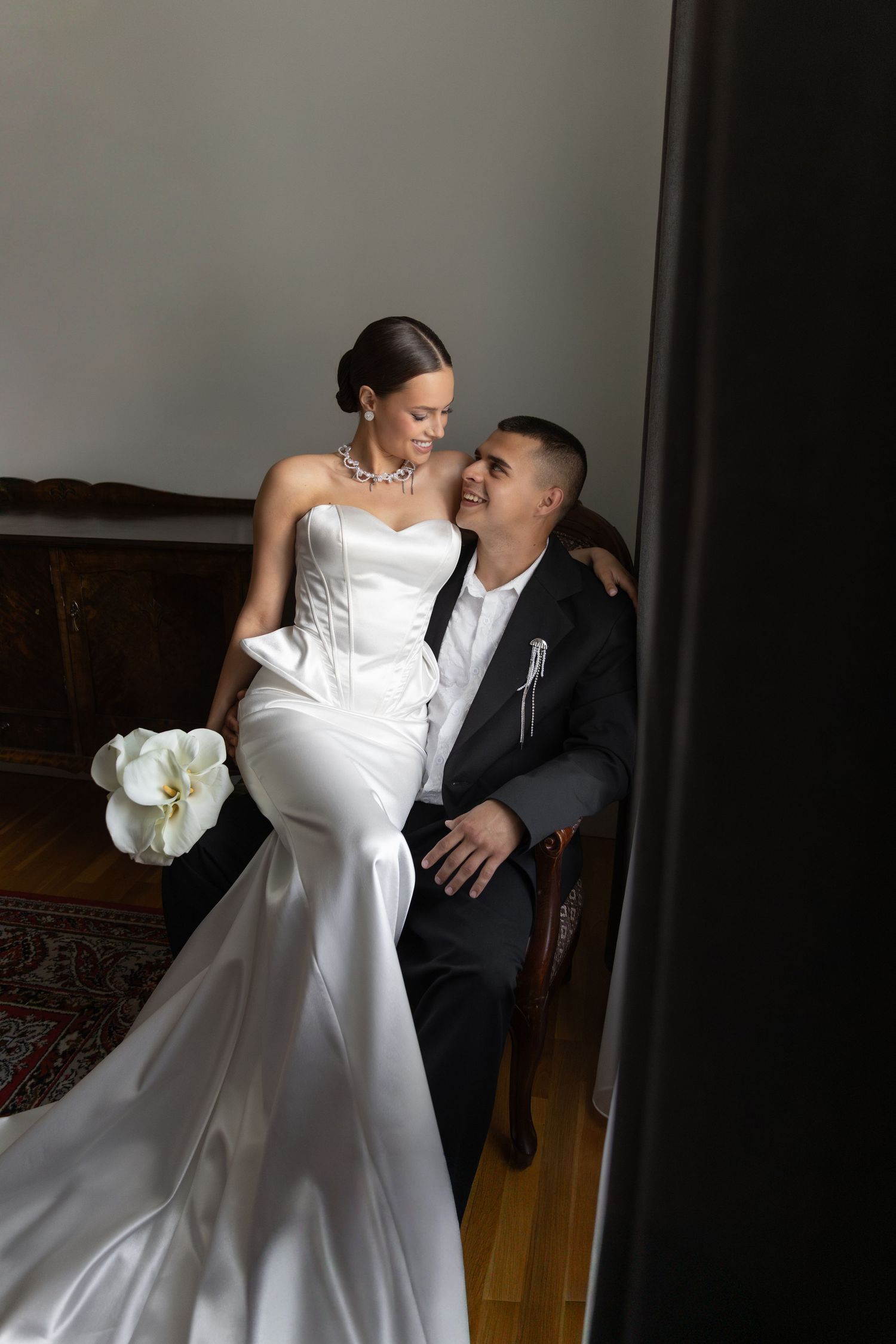 Braut und Bräutigam bei einem intimen Moment am Hochzeitstag