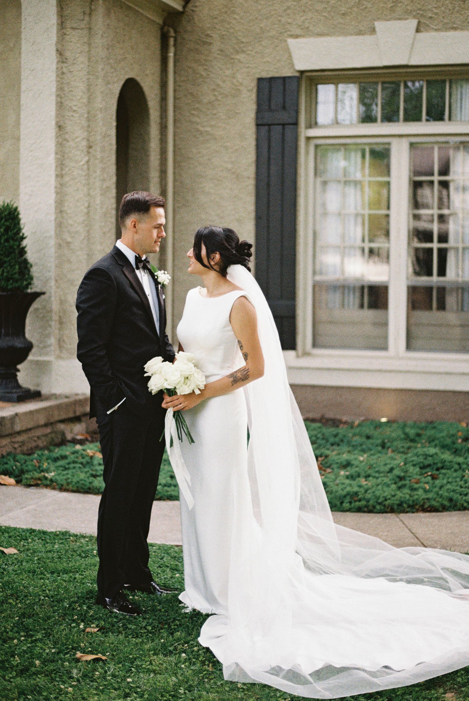 Virginia Beach Wedding Photographer captures candid moment of bride and groom at the alter. Virginia Wedding at The Pinner House