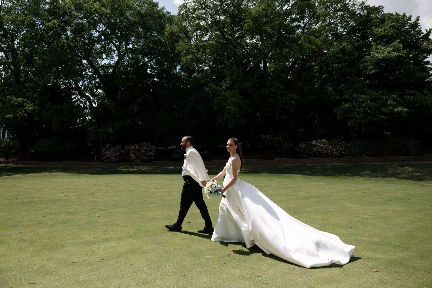 Virginia Wedding photographer photographs wedding at Jamesriver country club wedding
