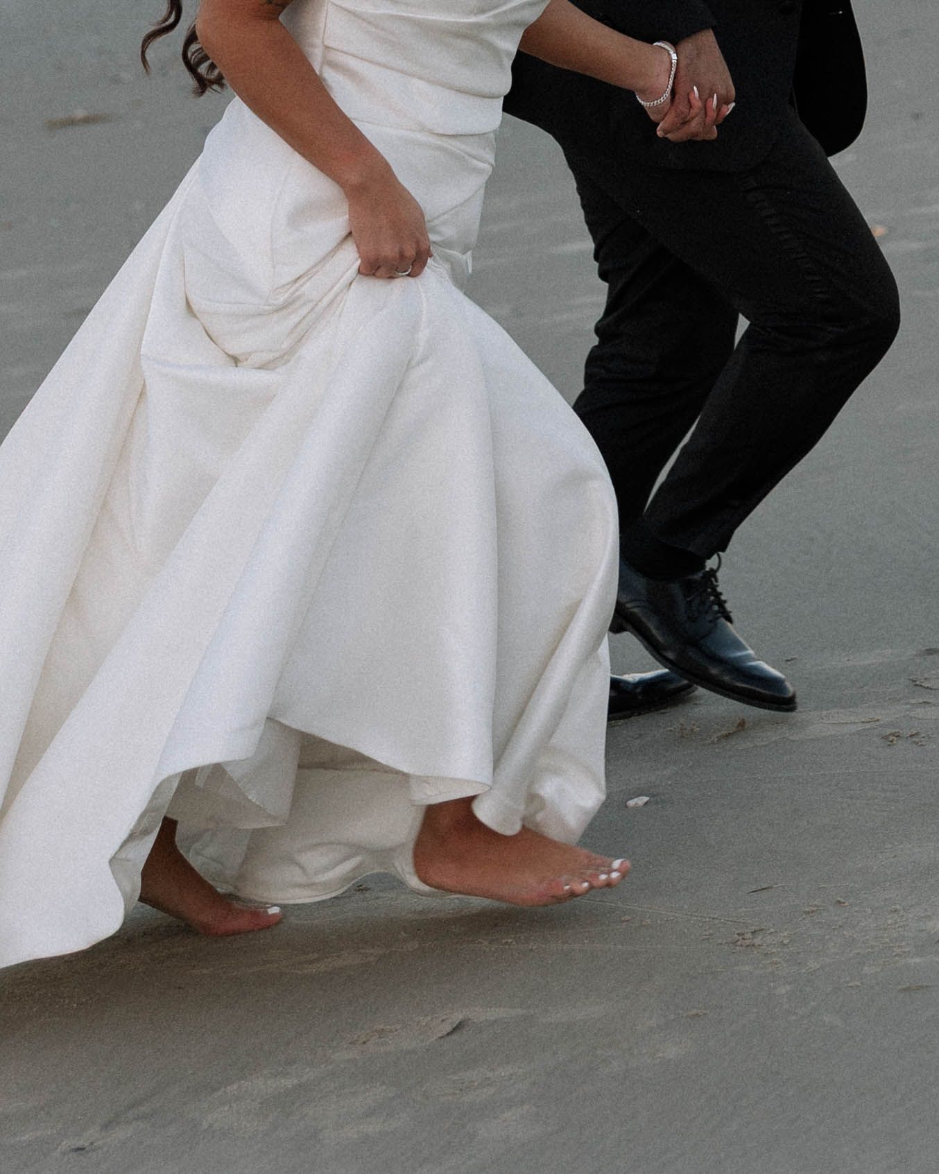 Virginia Beach wedding photographer photographs intimate wedding in the outer banks, nc